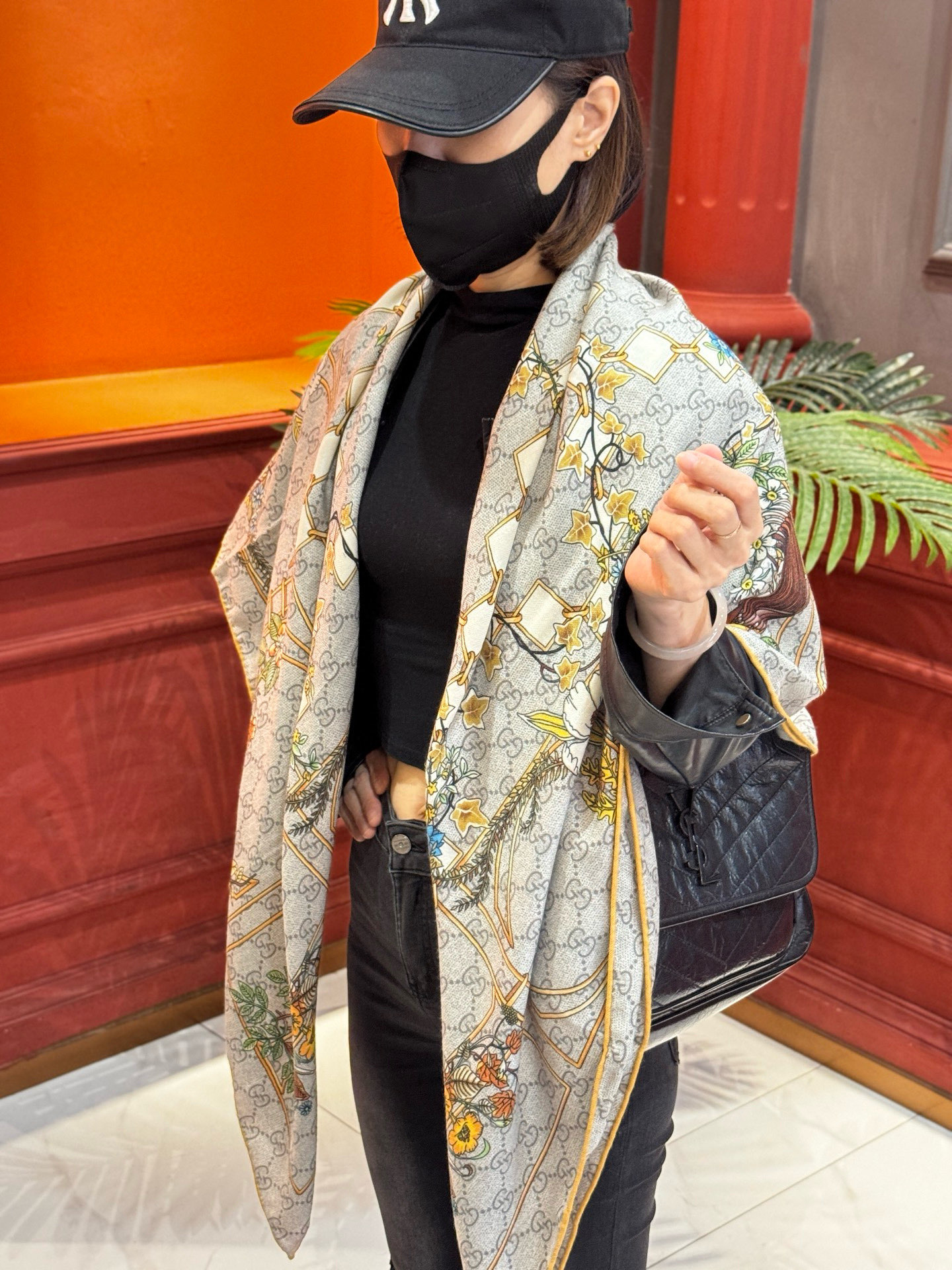 Gucci新款方巾 Gucci动物和花卉印花品牌典藏图案在与全新醒目印花的衬托下熠熠生辉。这款方巾匠心缀