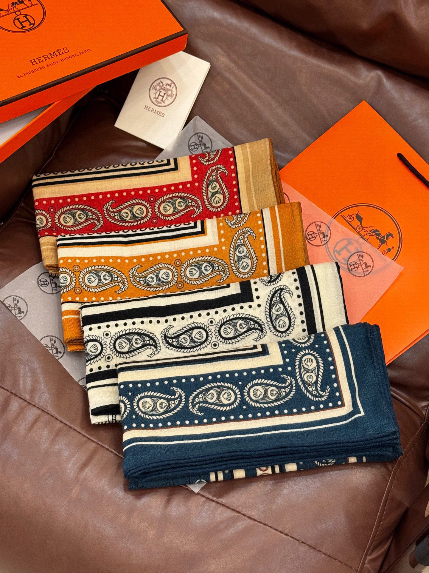 💟2025年秋冬抢先 上新💞【双面同色丝毛方巾】手工卷边山羊绒和真丝混纺披肩（70%山羊绒，30%桑蚕丝