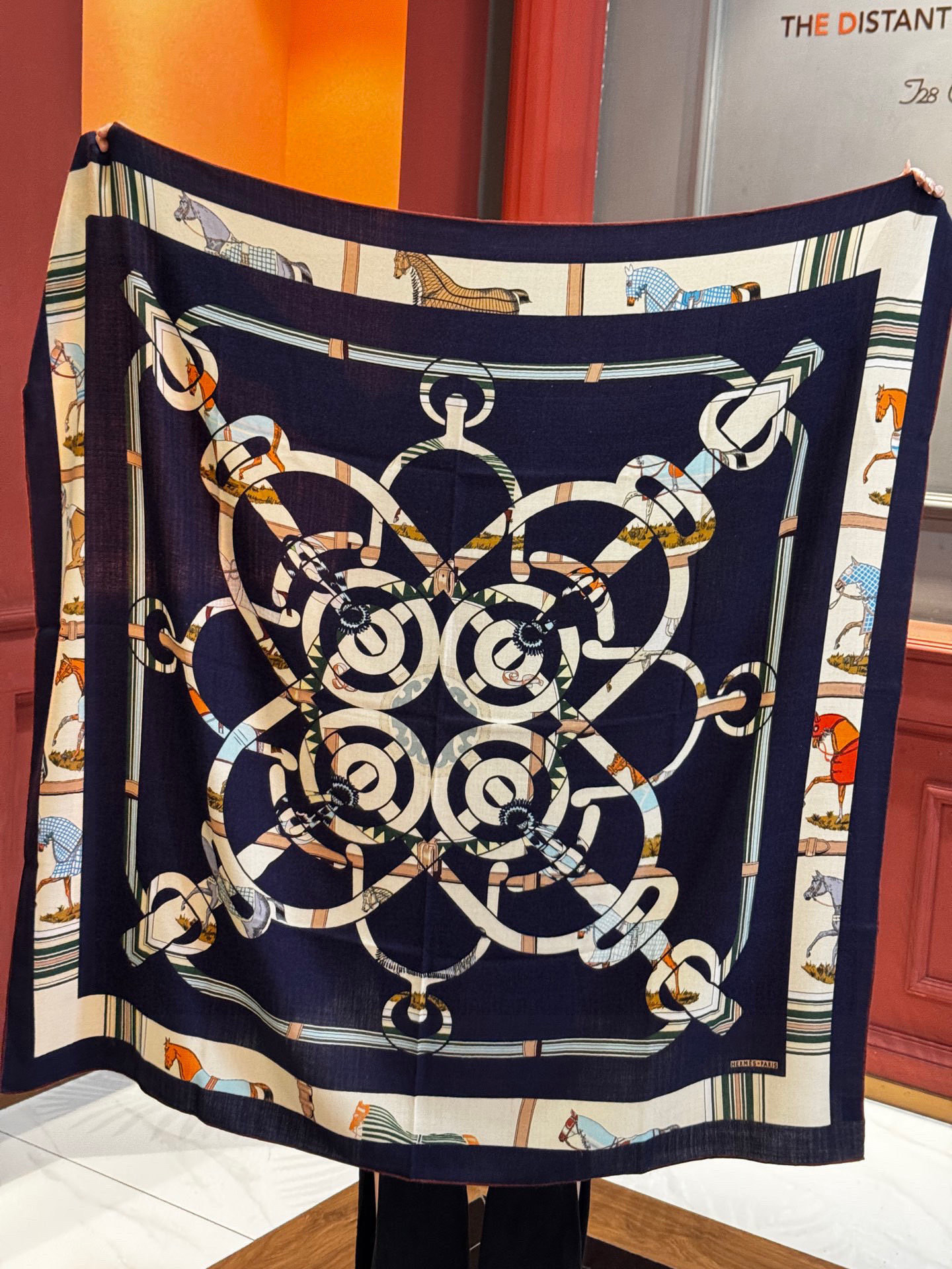 “金质马刺与骏马的披挂叠印版”披肩【140顶级丝毛双面同色】手工卷边30%桑蚕丝70%羊毛这款迷人的14