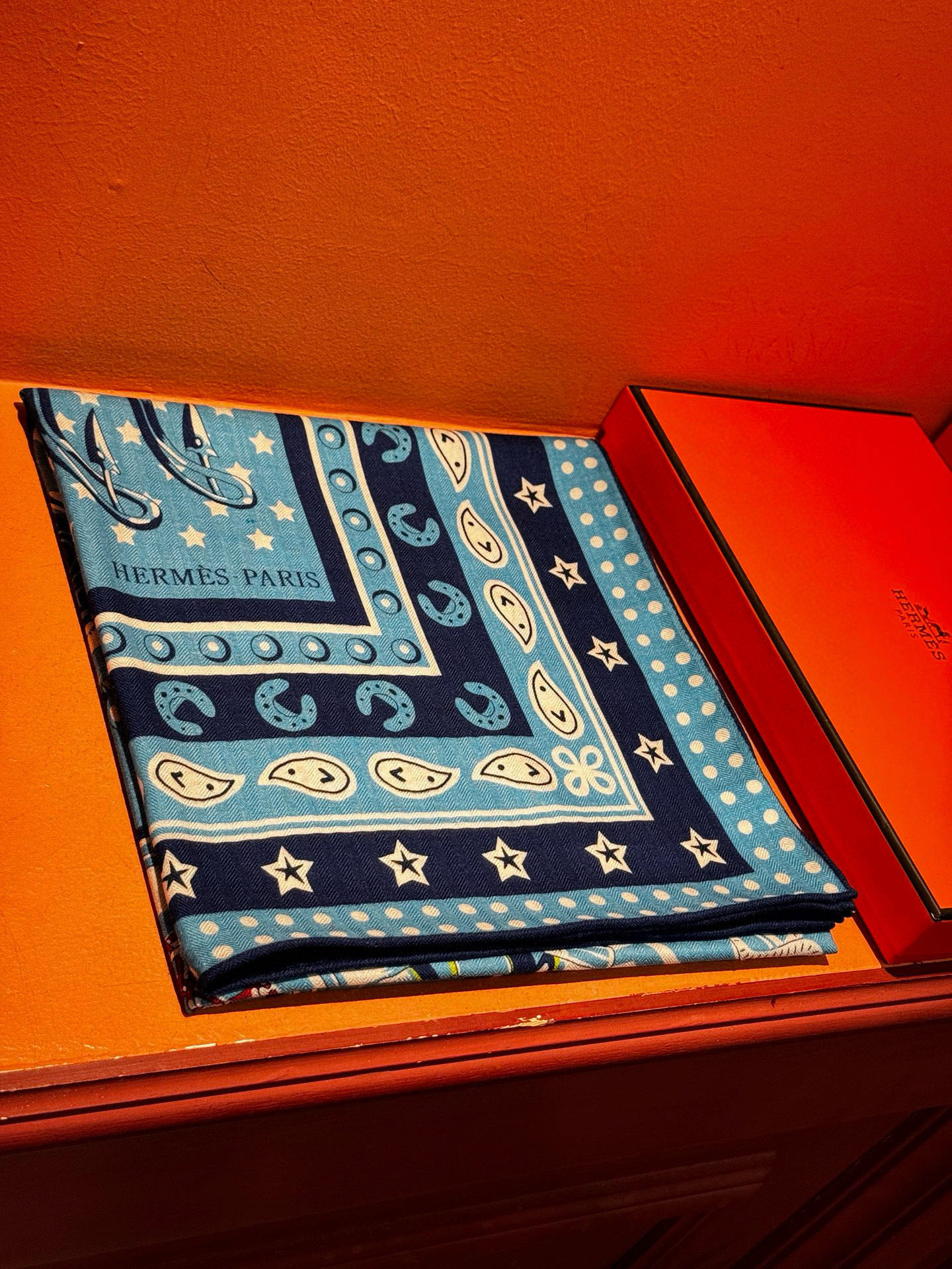 💟羊绒新款🆕👏👏买了都说好看‼️推荐💕爱马仕双面同色羊绒方巾【朋克骏马双面同色140】，顶级工艺超值‼️