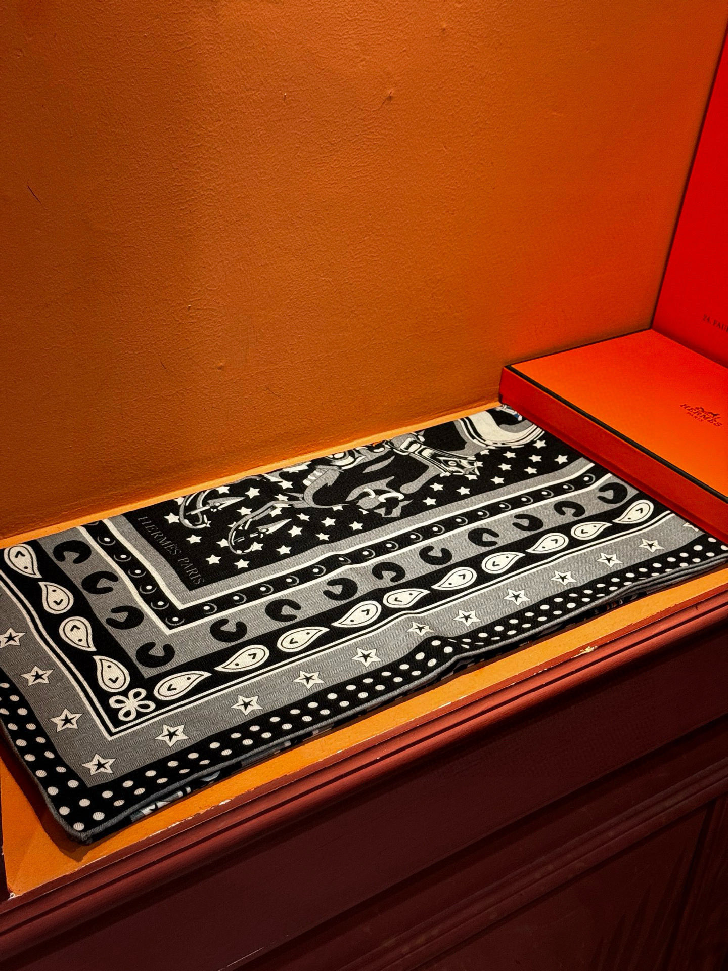 💟羊绒新款🆕👏👏买了都说好看‼️推荐💕爱马仕双面同色羊绒方巾【朋克骏马双面同色140】，顶级工艺超值‼️