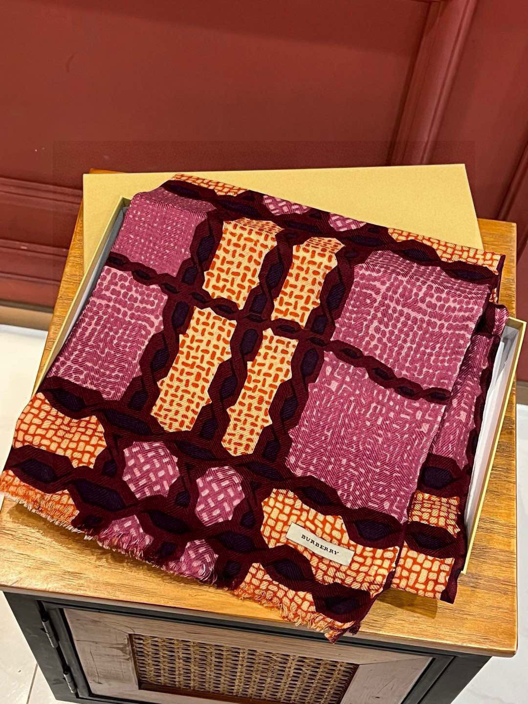 重点推荐‼️‼️ 巴宝莉法国🇫🇷专柜新货 精美绣标 👍👍优雅文静的小格 给人更秀气，精致的感觉 质感更柔