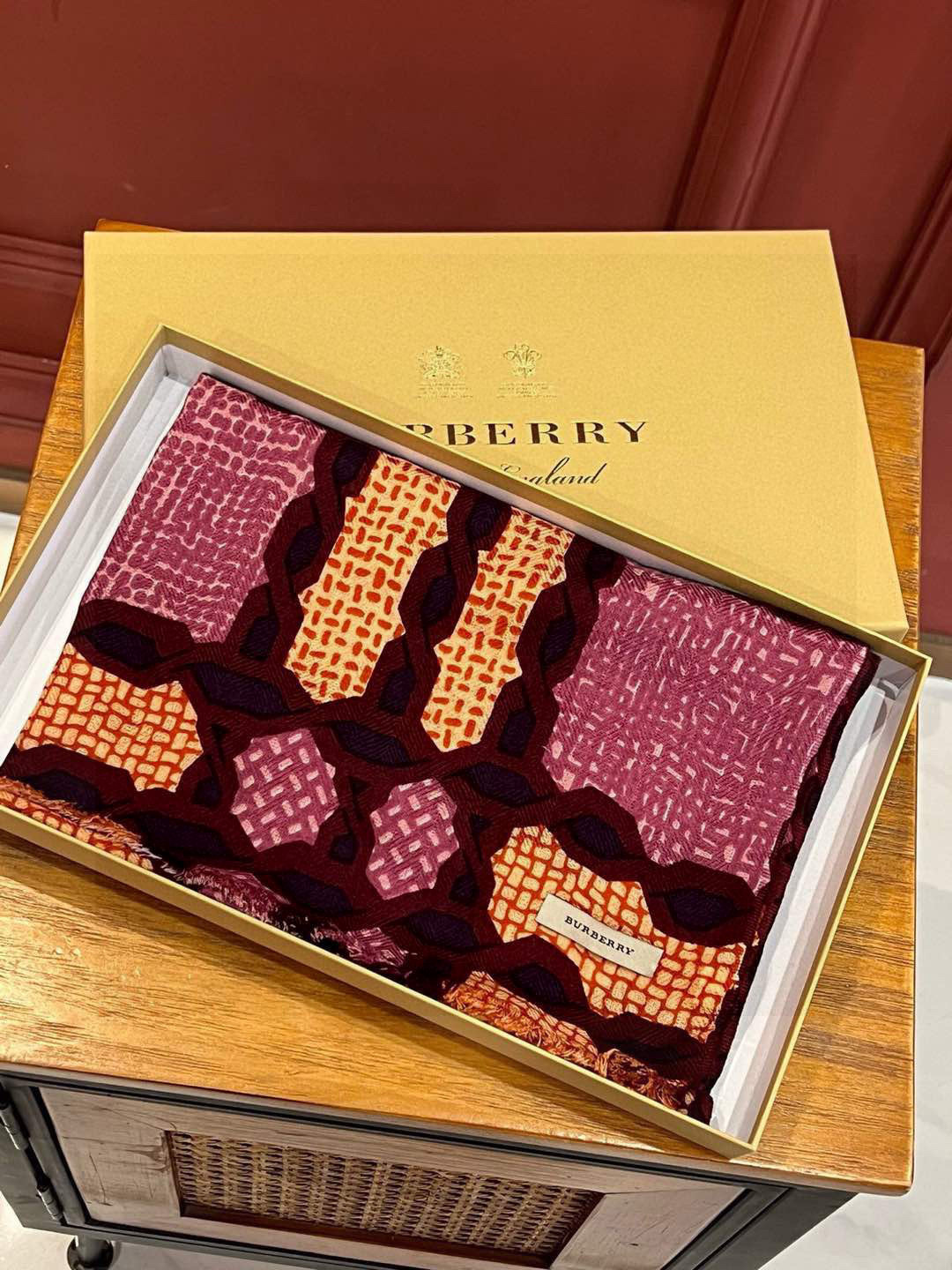 重点推荐‼️‼️ 巴宝莉法国🇫🇷专柜新货 精美绣标 👍👍优雅文静的小格 给人更秀气，精致的感觉 质感更柔