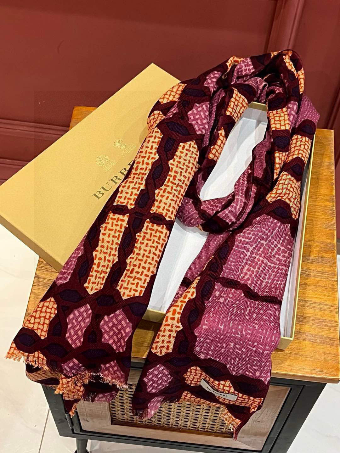 重点推荐‼️‼️ 巴宝莉法国🇫🇷专柜新货 精美绣标 👍👍优雅文静的小格 给人更秀气，精致的感觉 质感更柔