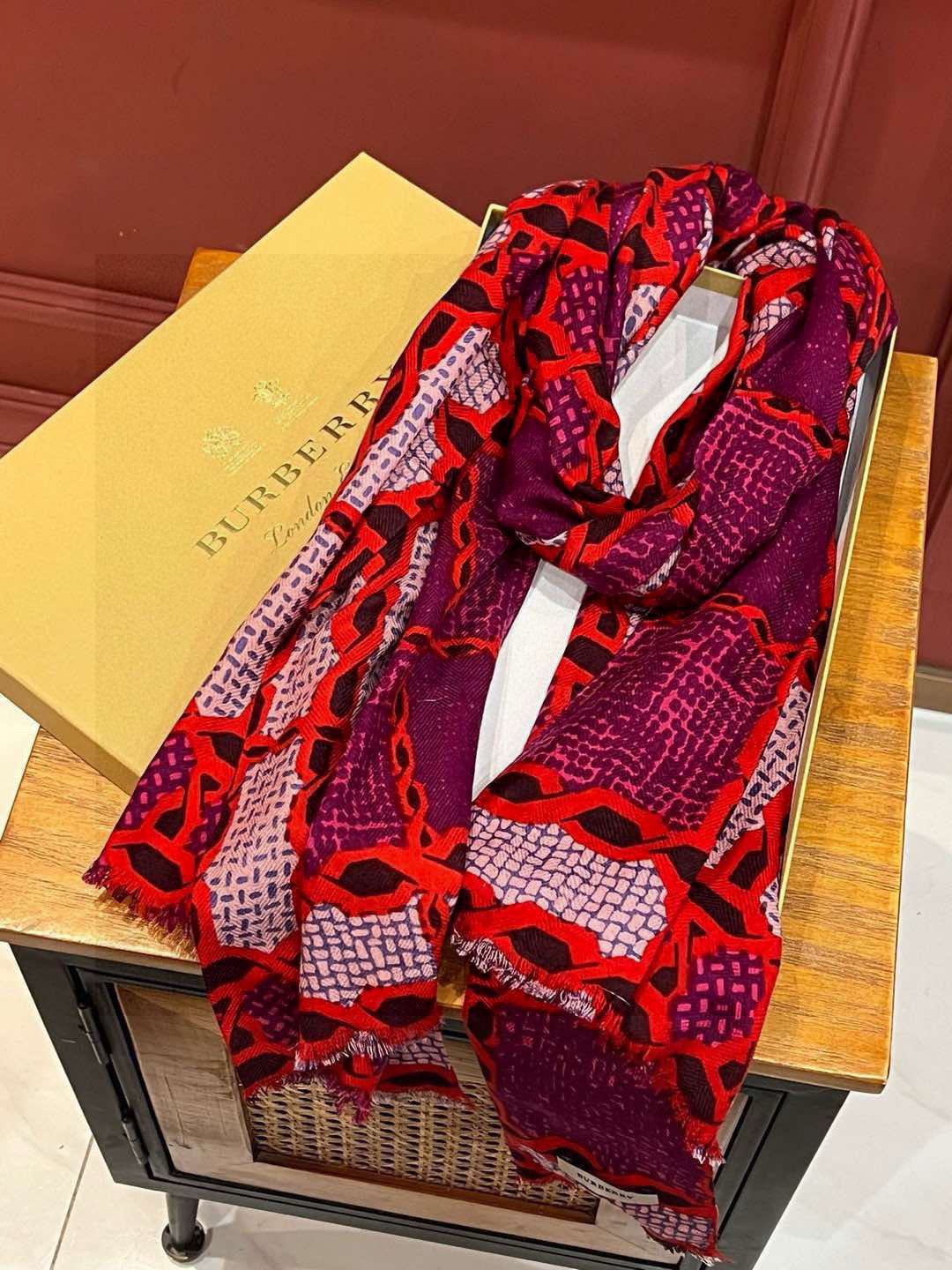 重点推荐‼️‼️ 巴宝莉法国🇫🇷专柜新货 精美绣标 👍👍优雅文静的小格 给人更秀气，精致的感觉 质感更柔