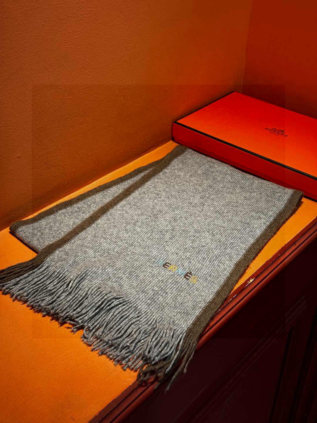 Hermes（爱马仕）同步专柜，高端羊绒针织围巾！】可正式，可随意，非常Classical的男款设计。这
