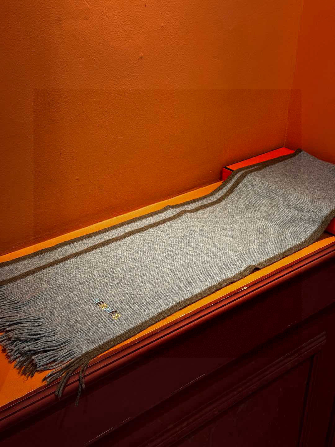 Hermes（爱马仕）同步专柜，高端羊绒针织围巾！】可正式，可随意，非常Classical的男款设计。这