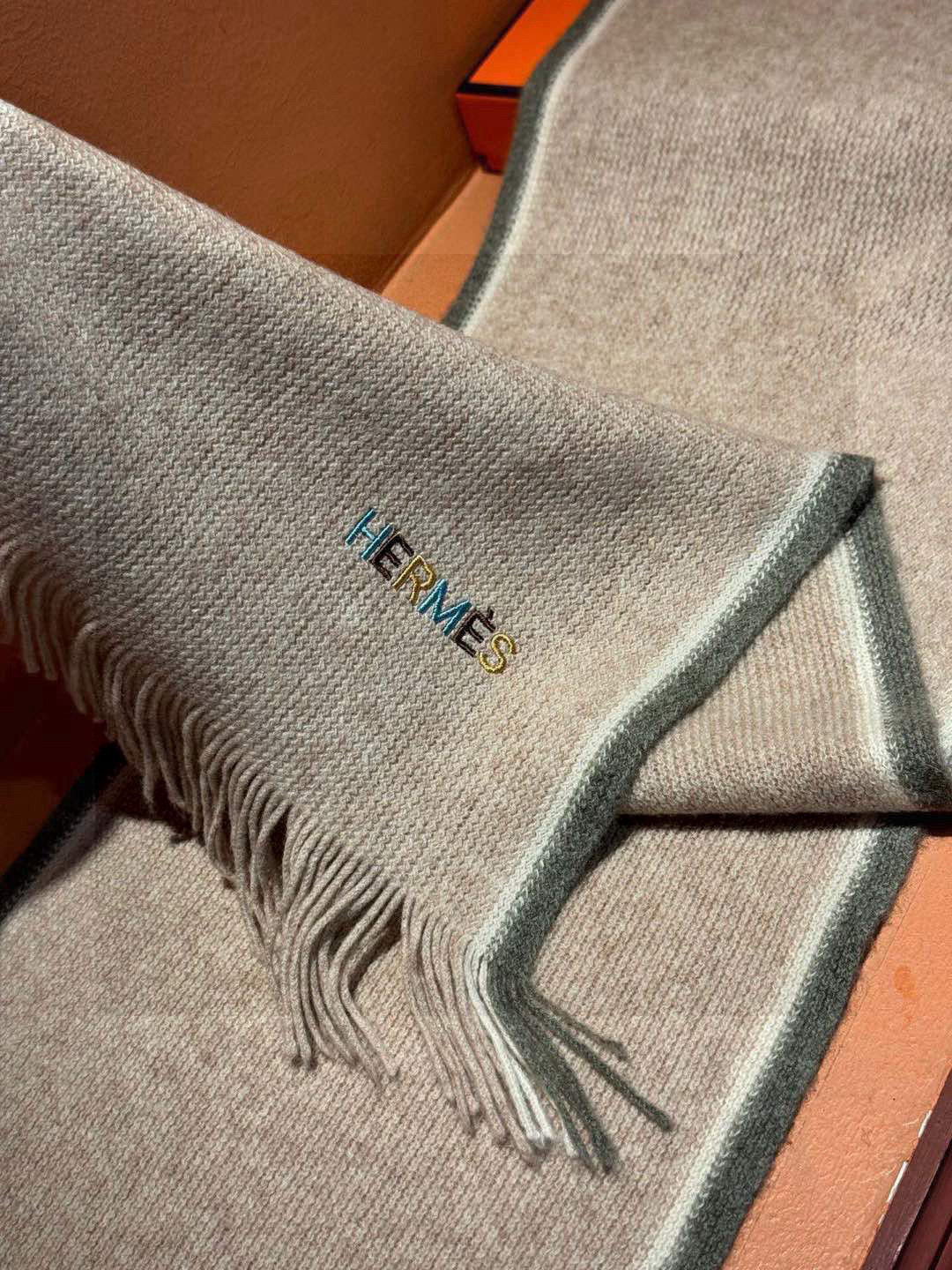Hermes（爱马仕）同步专柜，高端羊绒针织围巾！】可正式，可随意，非常Classical的男款设计。这