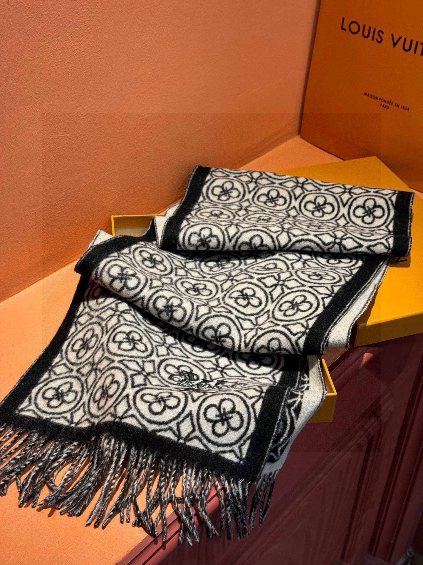 2025年Lv爆款经典四叶草🍀双面提花爆款围巾🧣！！！非常百搭的一款，搭配大衣，毛衣都非常高级，尺寸刚刚