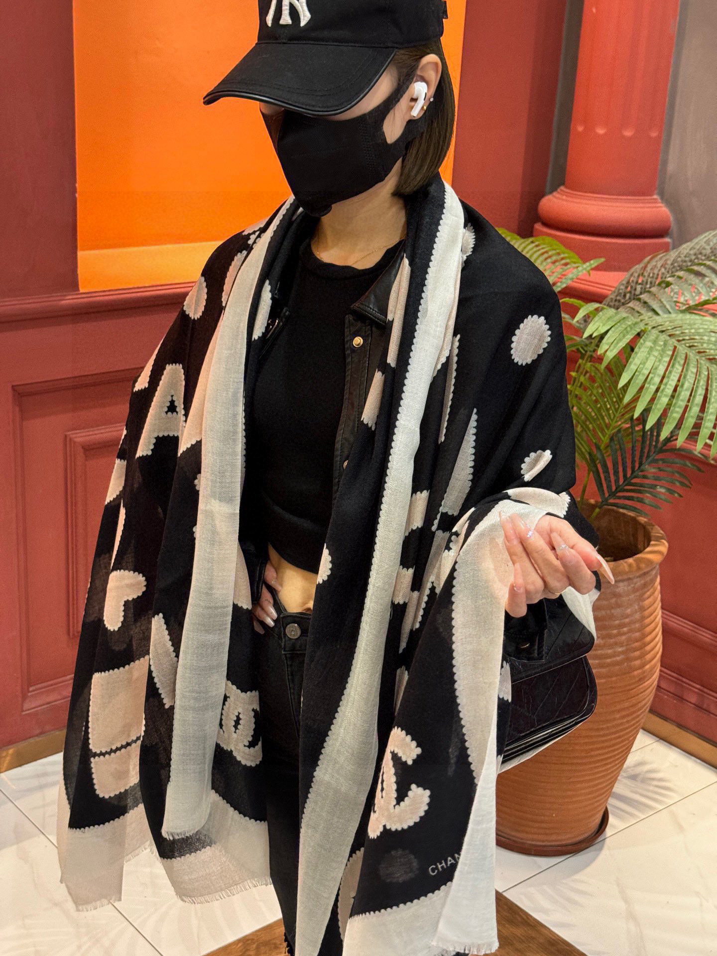 重点推荐！！！高级舒适时髦气质，相信我的就收吧！香奈儿这款触动内心的柔美围巾，无法模仿的颜色和气质！！！