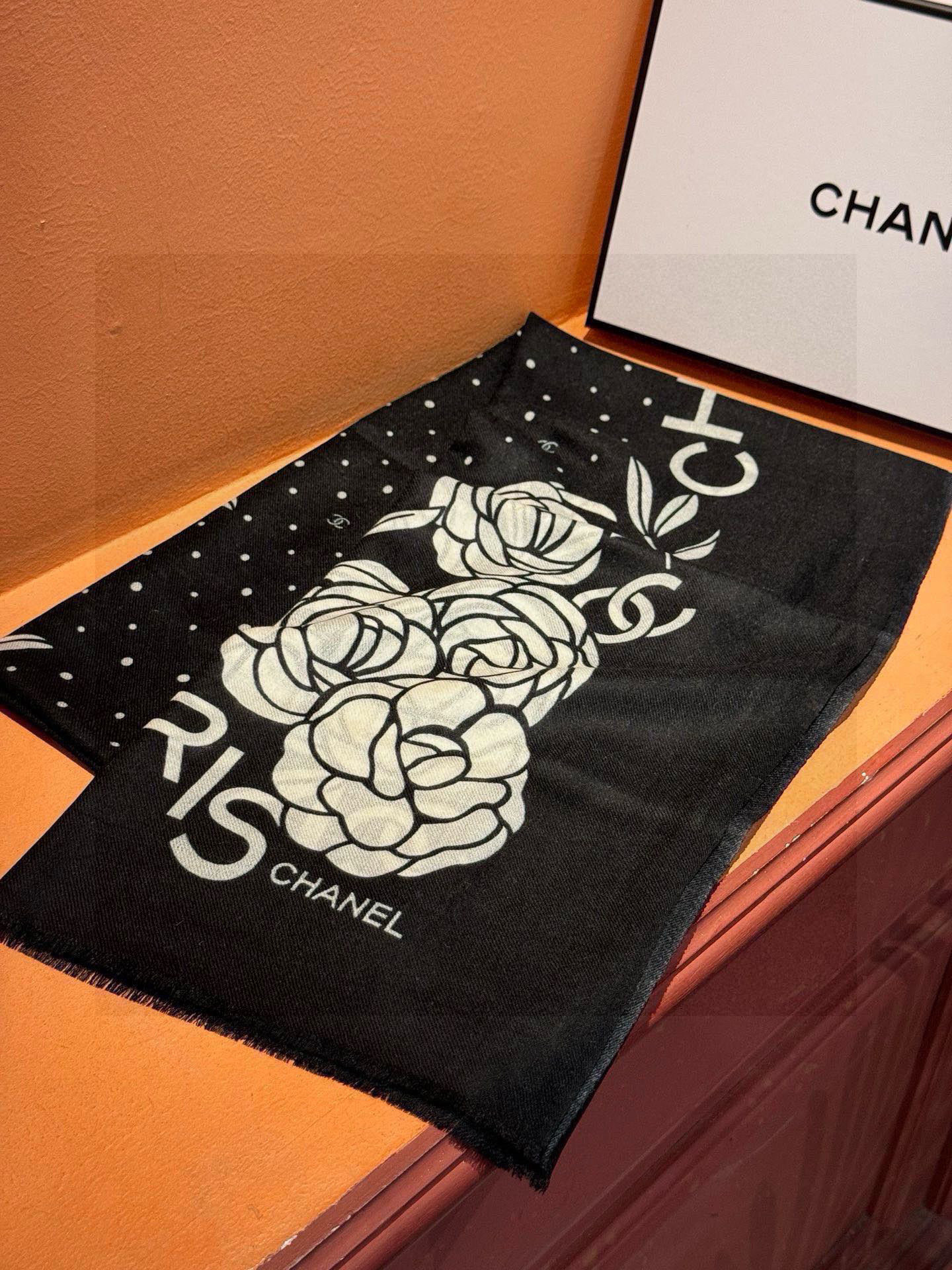 羊绒新款💞 新❤小香【山茶花长围巾】~超级抬气色！高级女人味！羊绒围巾也能这么美！！！这款双面花卉羊绒围