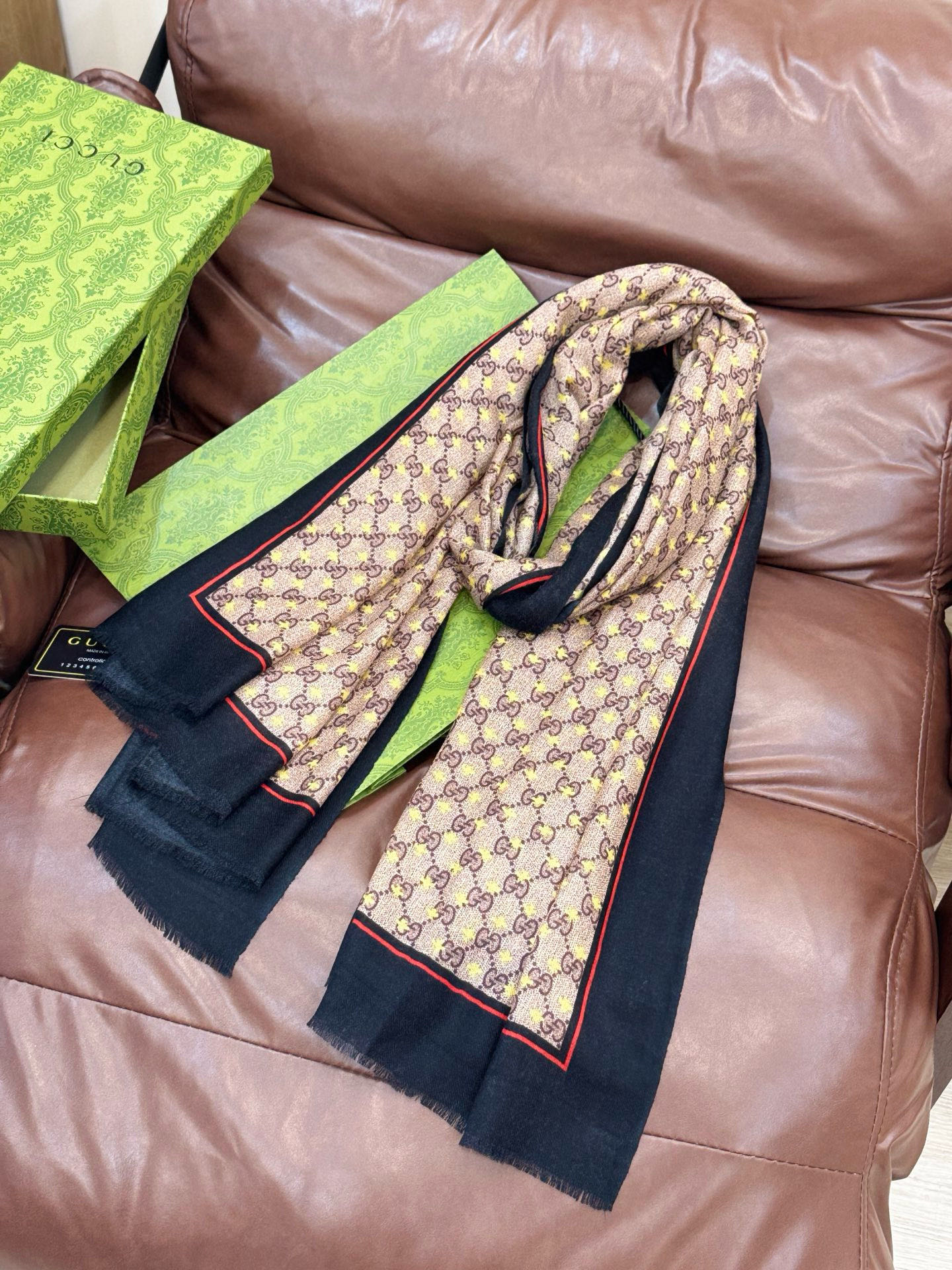 ✨✨GUCCI新款！ 印花工艺 稀疏层次设计 配以精美 真心特别 上身简直了‼️ 围着不说话都散发着优雅