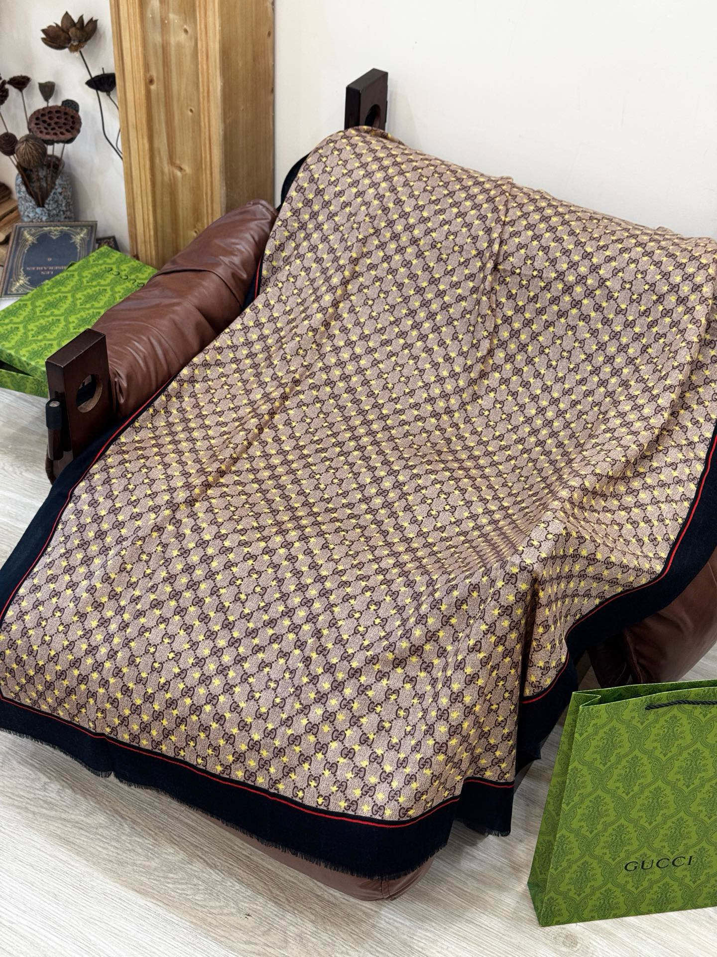 ✨✨GUCCI新款！ 印花工艺 稀疏层次设计 配以精美 真心特别 上身简直了‼️ 围着不说话都散发着优雅