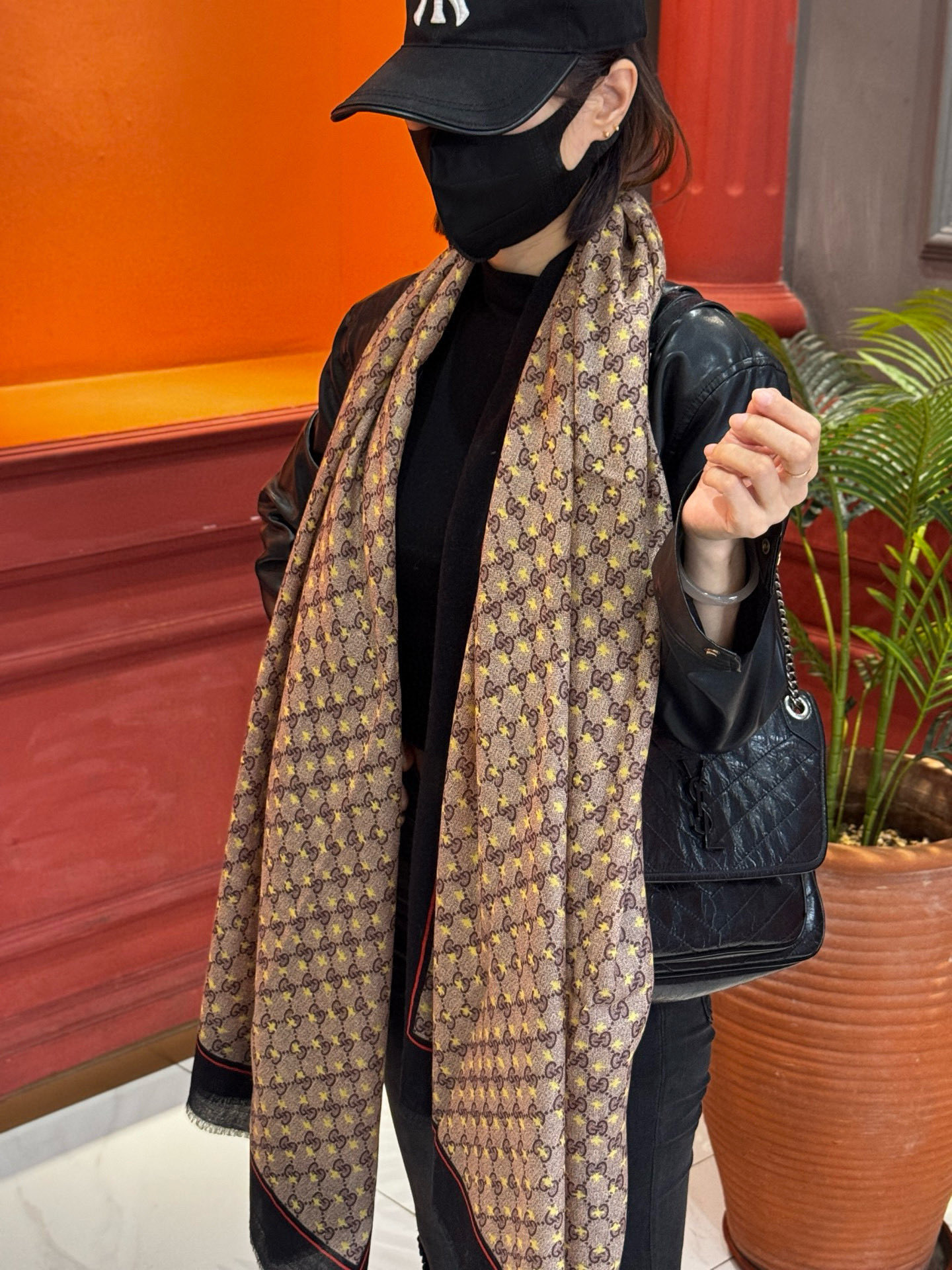 ✨✨GUCCI新款！ 印花工艺 稀疏层次设计 配以精美 真心特别 上身简直了‼️ 围着不说话都散发着优雅