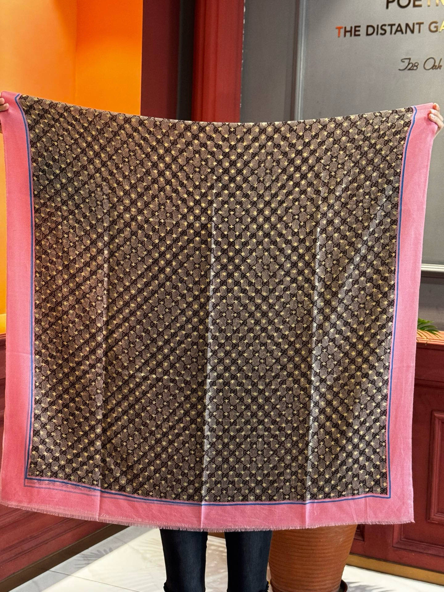 ✨✨GUCCI新款！ 印花工艺 稀疏层次设计 配以精美 真心特别 上身简直了‼️ 围着不说话都散发着优雅