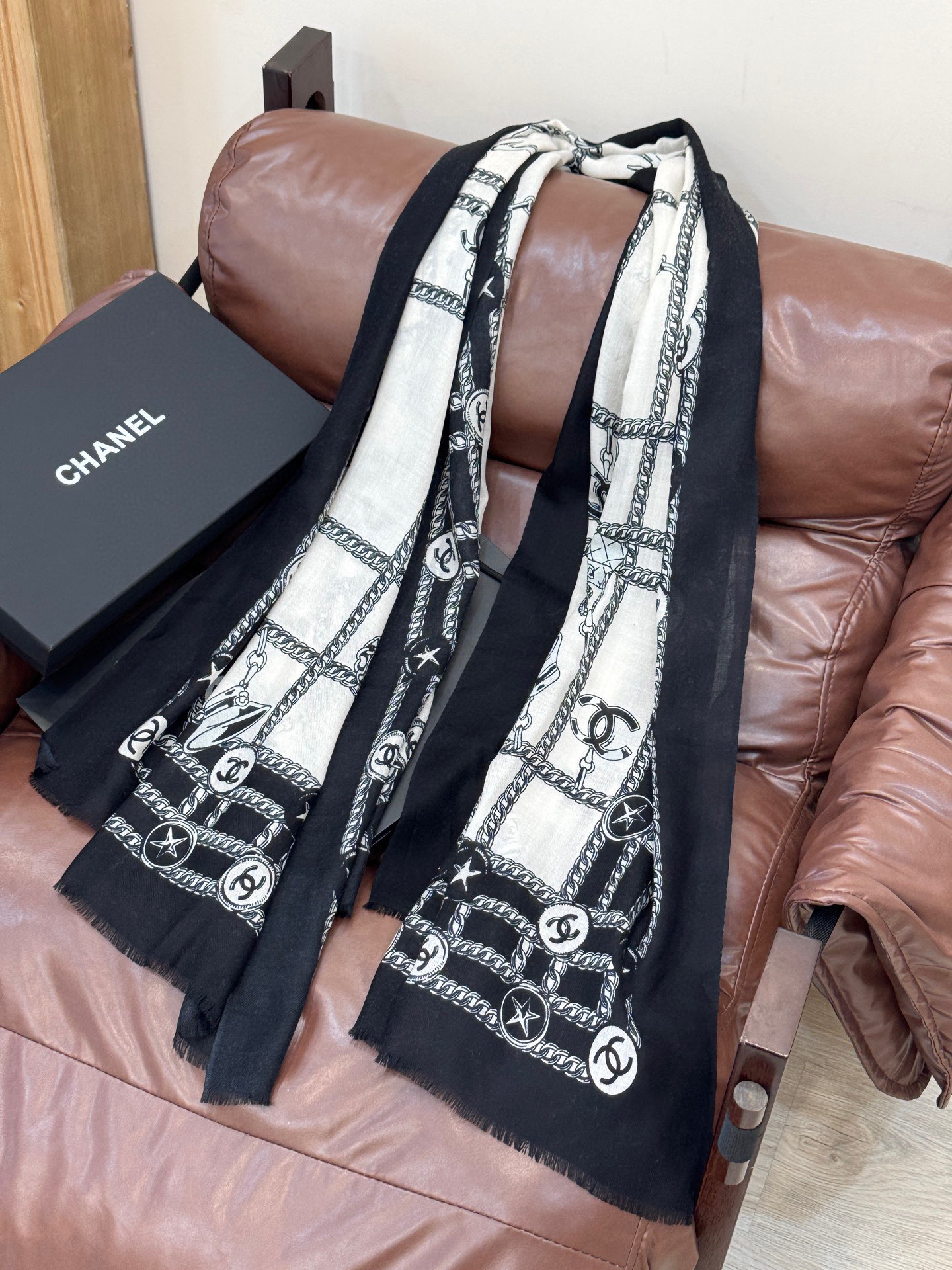 💟CHANEL香奈儿经典元素设计优雅大方，绕在颈间超级完美💋💋简直人间的尤物😍 专柜品质[玫瑰]长巾10