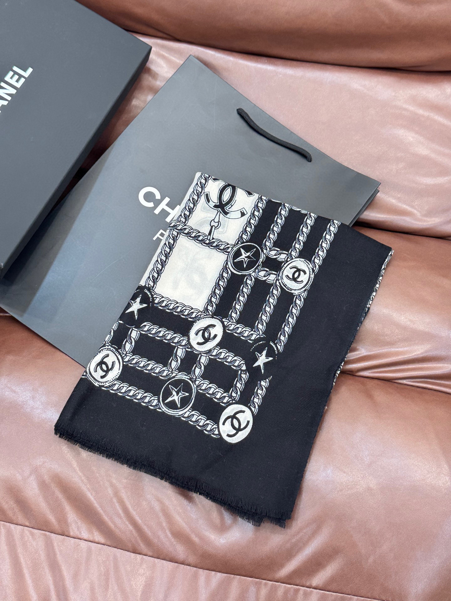 💟CHANEL香奈儿经典元素设计优雅大方，绕在颈间超级完美💋💋简直人间的尤物😍 专柜品质[玫瑰]长巾10