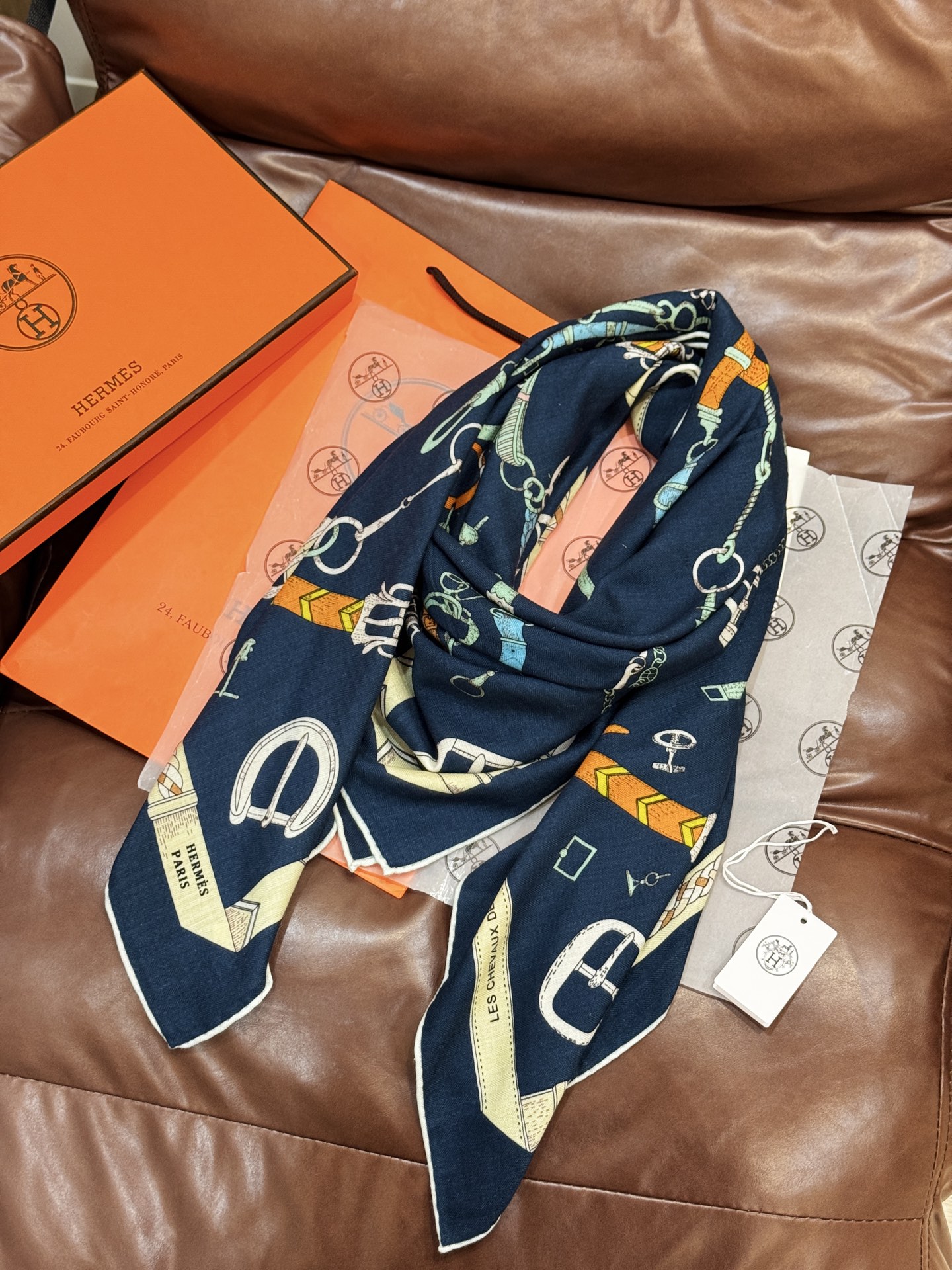 羊绒新款🆕👏👏买了都说好看‼️推荐💕爱马仕双面同色羊绒方巾【跃动的马儿双面同色140】，顶级工艺超值‼️