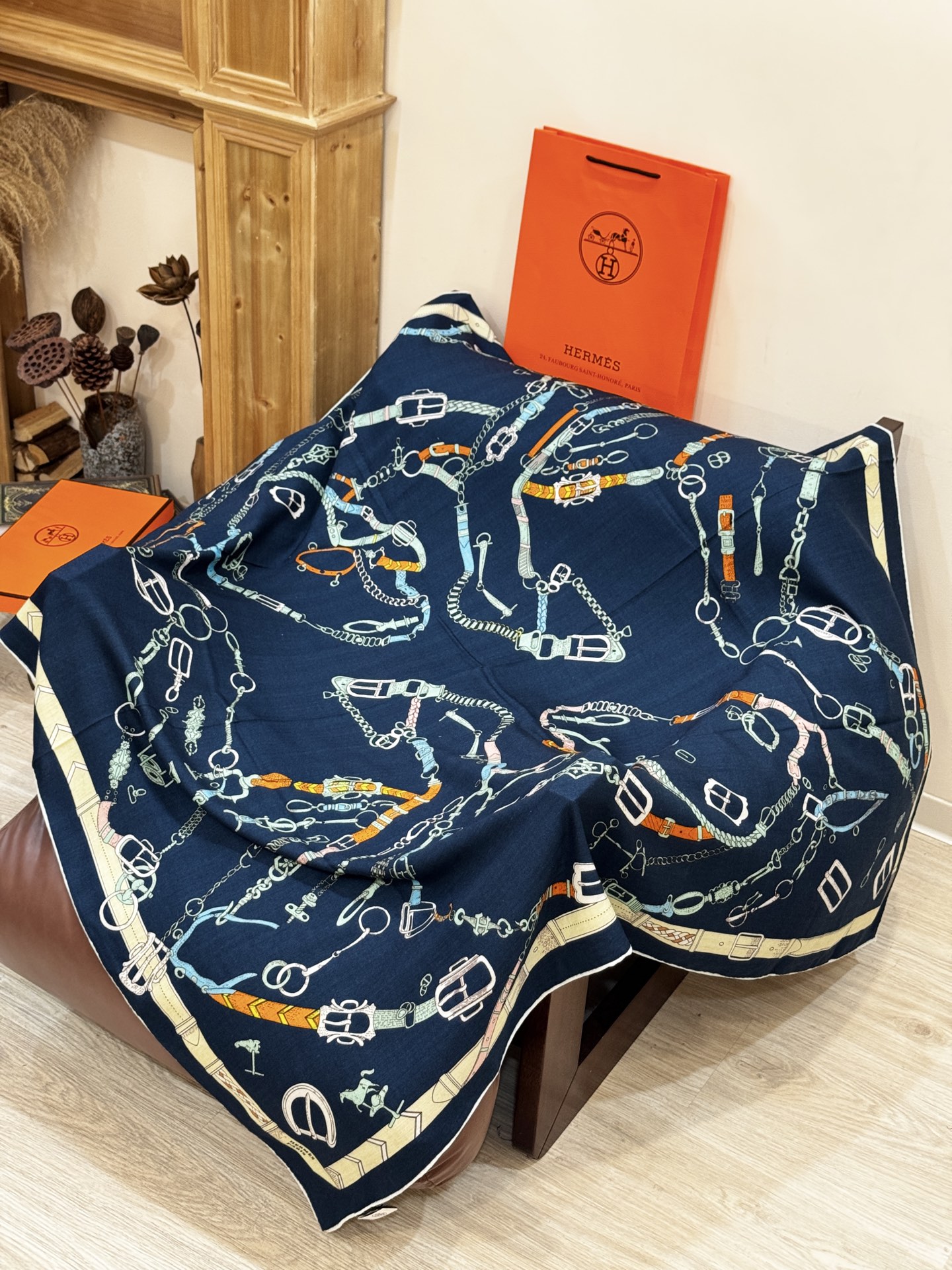 羊绒新款🆕👏👏买了都说好看‼️推荐💕爱马仕双面同色羊绒方巾【跃动的马儿双面同色140】，顶级工艺超值‼️