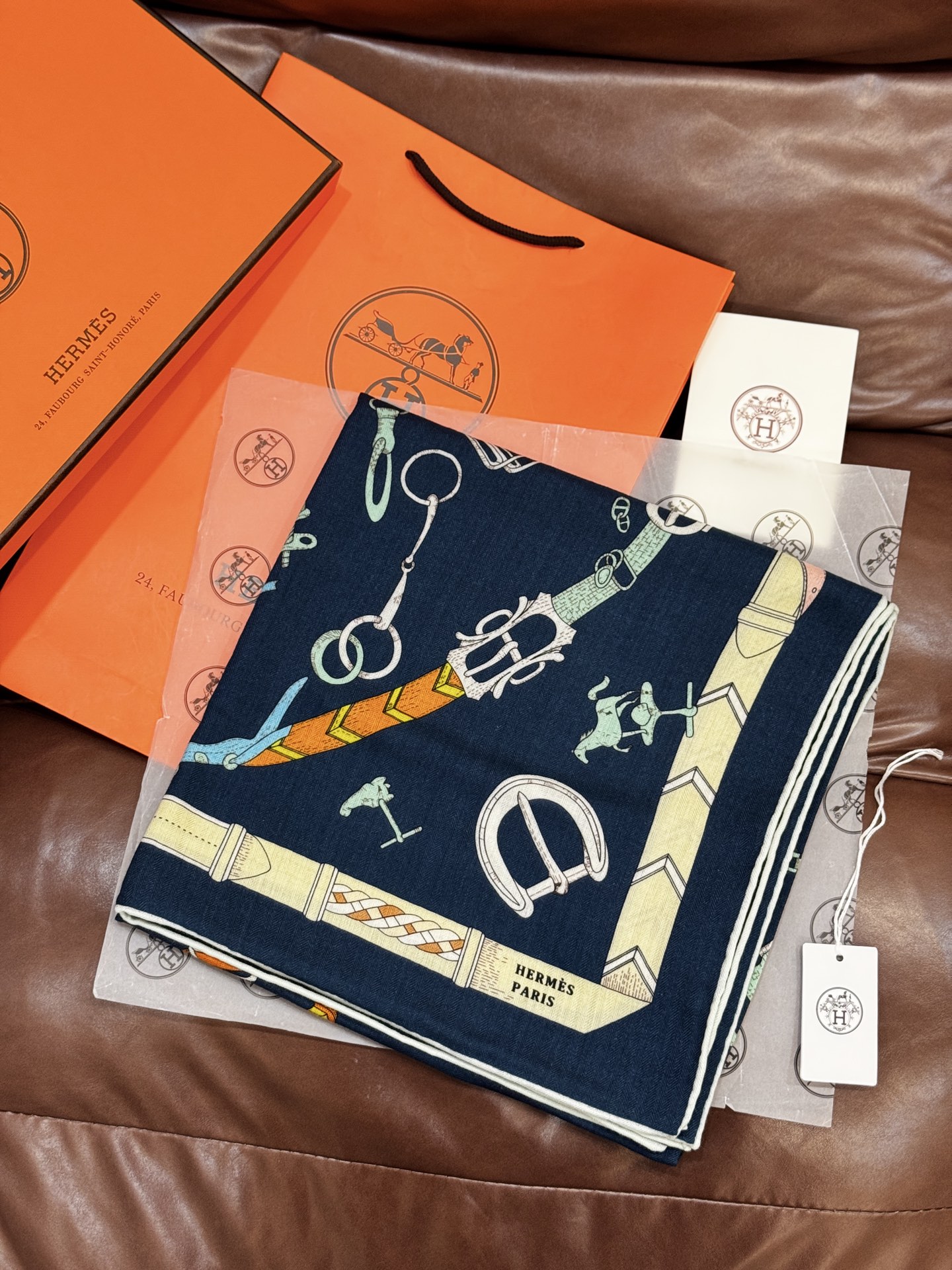 羊绒新款🆕👏👏买了都说好看‼️推荐💕爱马仕双面同色羊绒方巾【跃动的马儿双面同色140】，顶级工艺超值‼️