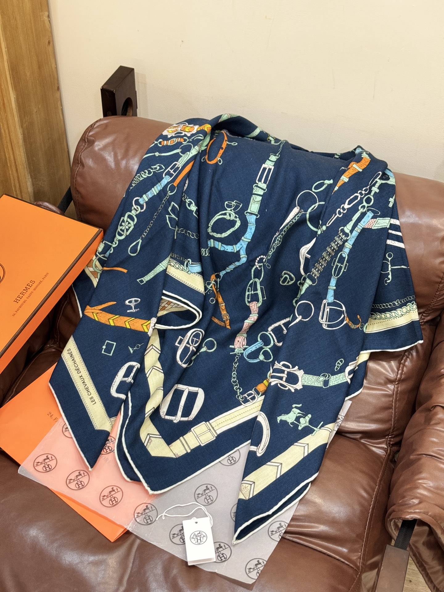 羊绒新款🆕👏👏买了都说好看‼️推荐💕爱马仕双面同色羊绒方巾【跃动的马儿双面同色140】，顶级工艺超值‼️