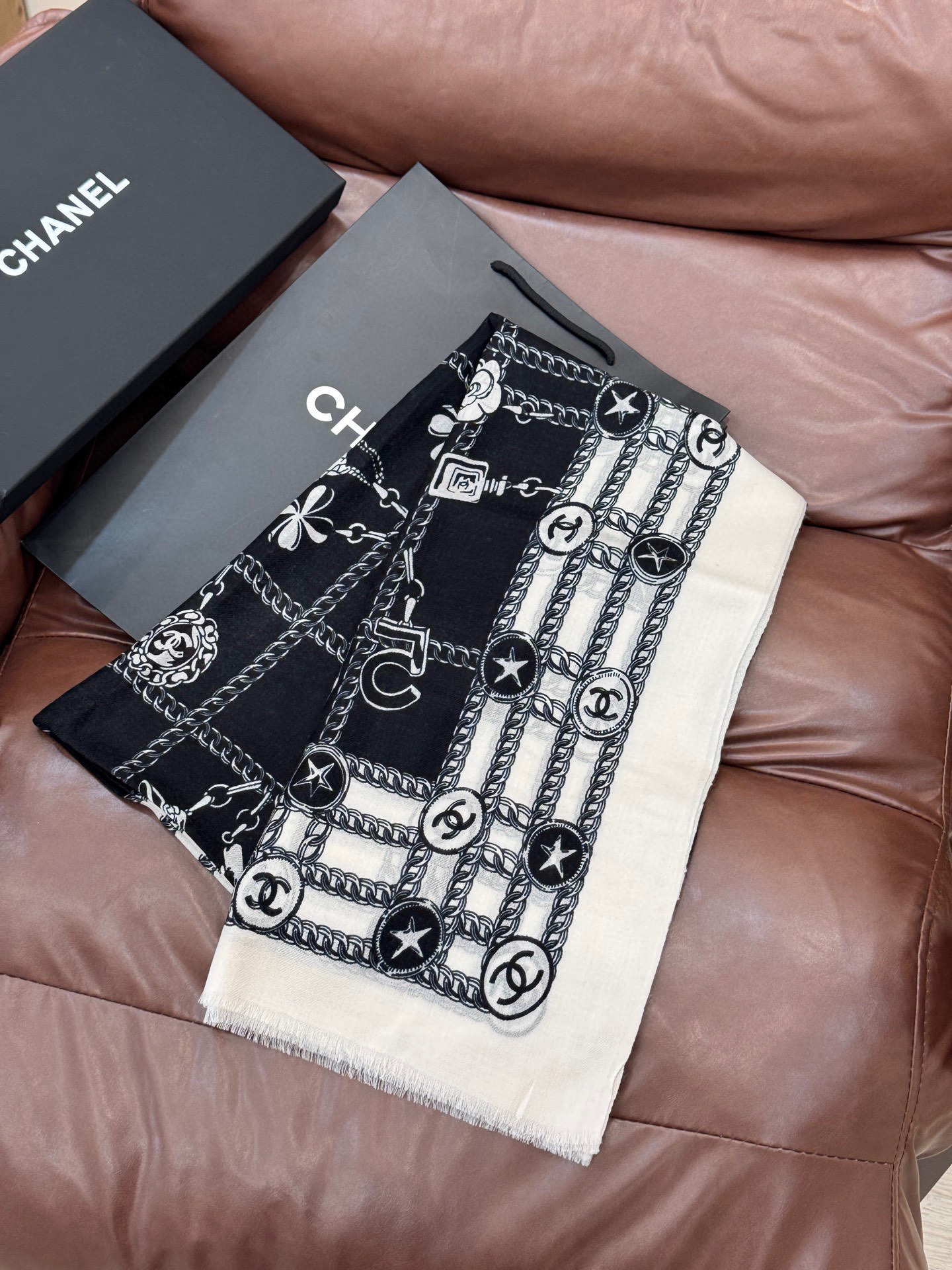 💟CHANEL香奈儿经典元素设计优雅大方，绕在颈间超级完美💋💋简直人间的尤物😍 专柜品质[玫瑰]长巾10