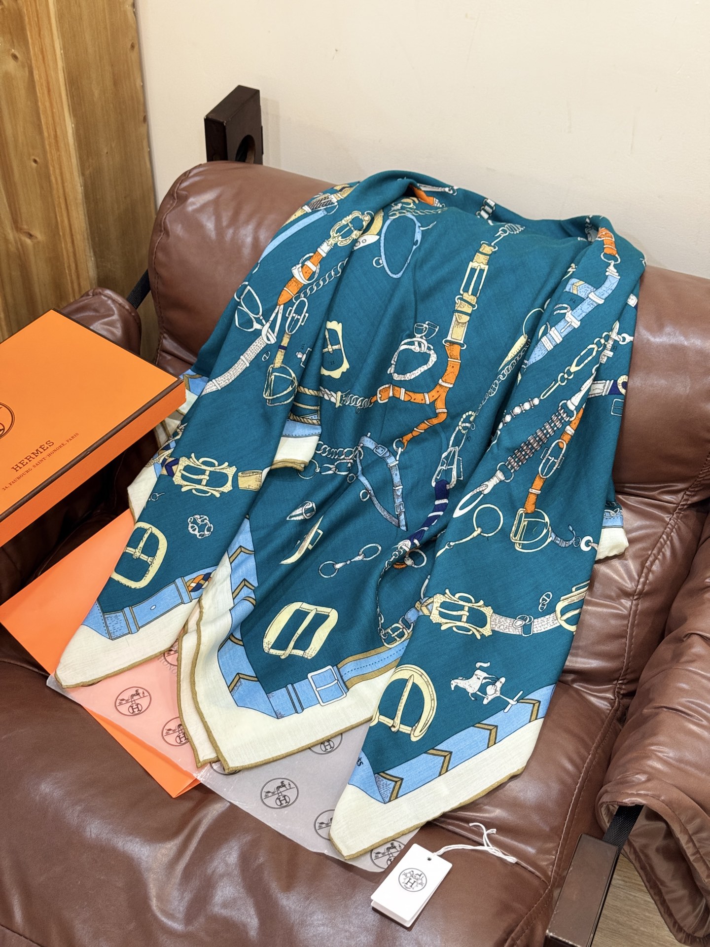 羊绒新款🆕👏👏买了都说好看‼️推荐💕爱马仕双面同色羊绒方巾【跃动的马儿双面同色140】，顶级工艺超值‼️