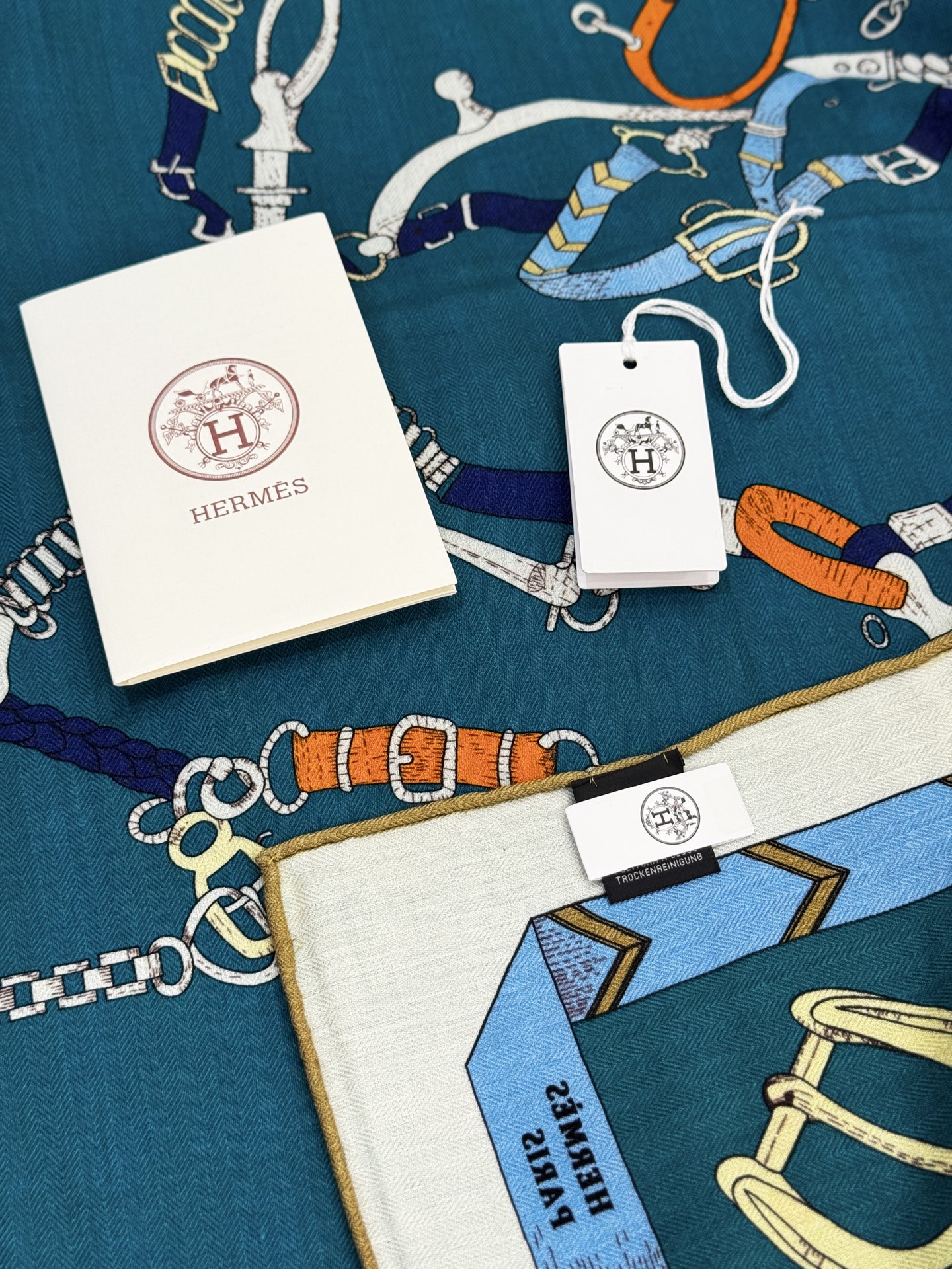 羊绒新款🆕👏👏买了都说好看‼️推荐💕爱马仕双面同色羊绒方巾【跃动的马儿双面同色140】，顶级工艺超值‼️