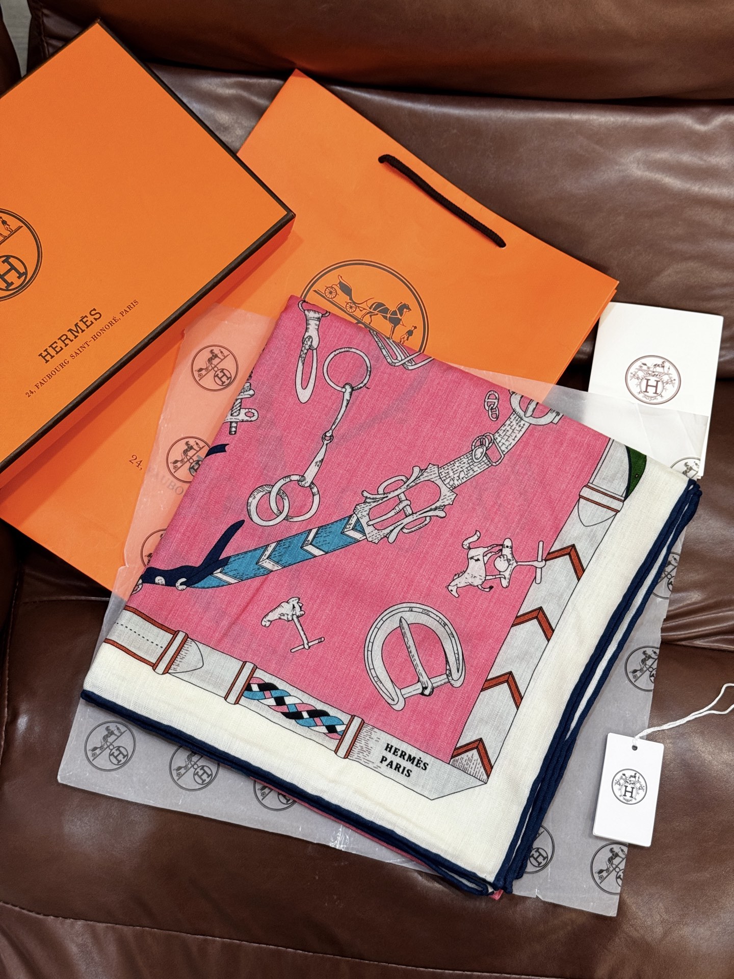 羊绒新款🆕👏👏买了都说好看‼️推荐💕爱马仕双面同色羊绒方巾【跃动的马儿双面同色140】，顶级工艺超值‼️