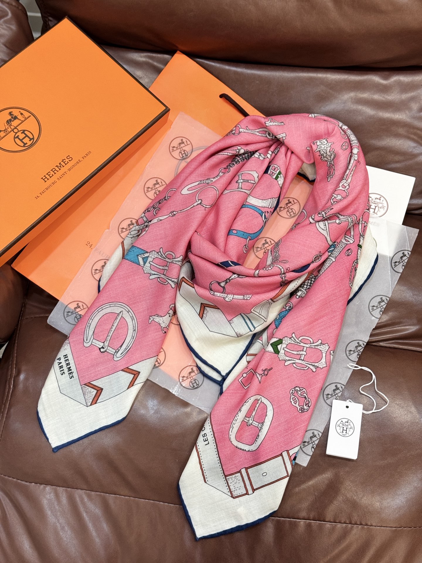 羊绒新款🆕👏👏买了都说好看‼️推荐💕爱马仕双面同色羊绒方巾【跃动的马儿双面同色140】，顶级工艺超值‼️