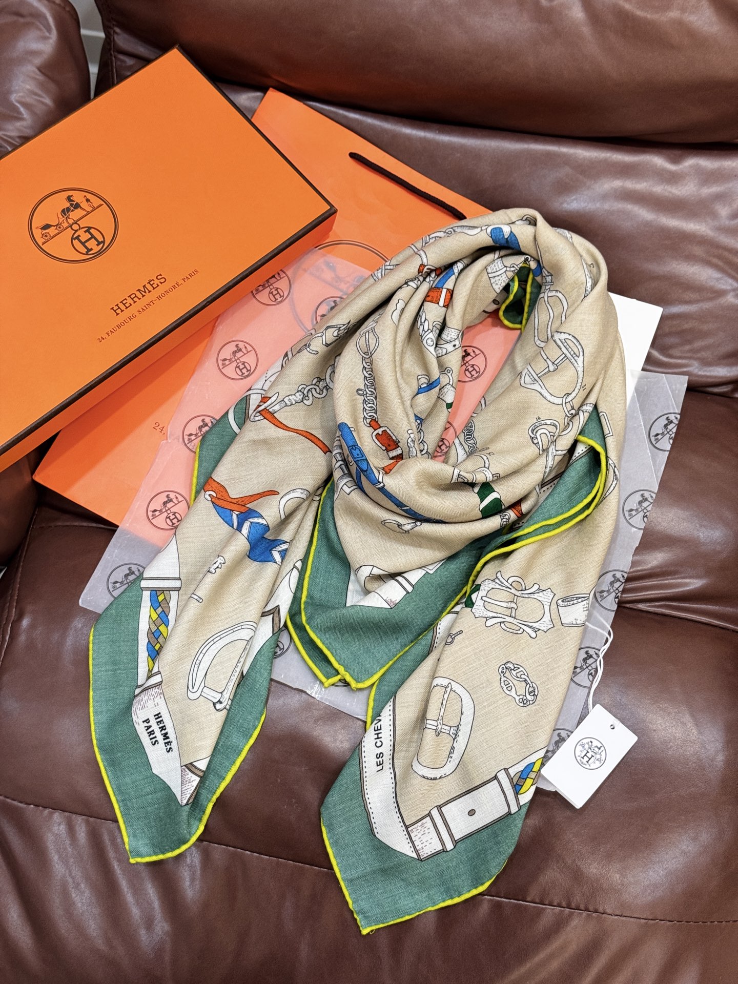 羊绒新款🆕👏👏买了都说好看‼️推荐💕爱马仕双面同色羊绒方巾【跃动的马儿双面同色140】，顶级工艺超值‼️