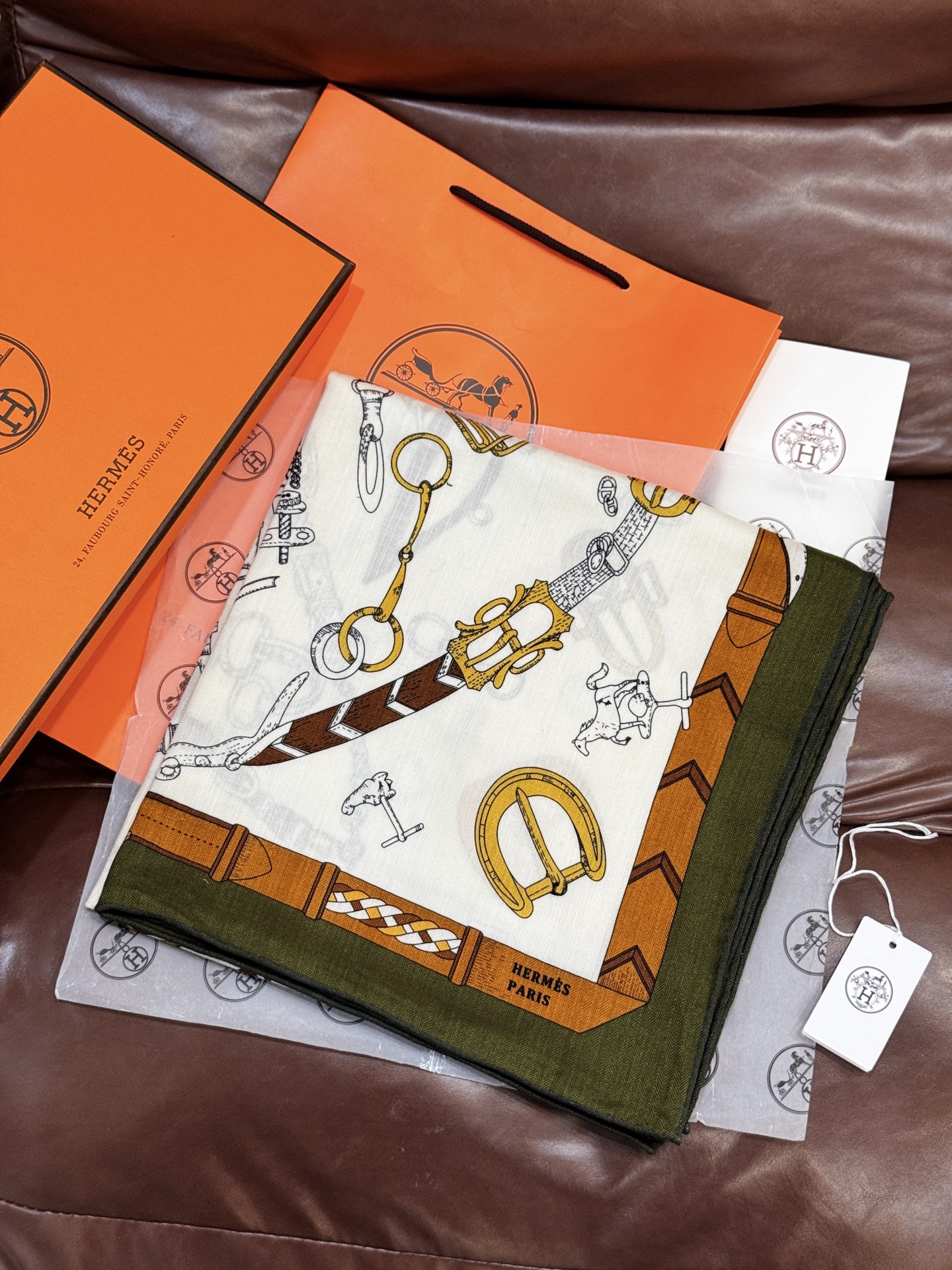 羊绒新款🆕👏👏买了都说好看‼️推荐💕爱马仕双面同色羊绒方巾【跃动的马儿双面同色140】，顶级工艺超值‼️