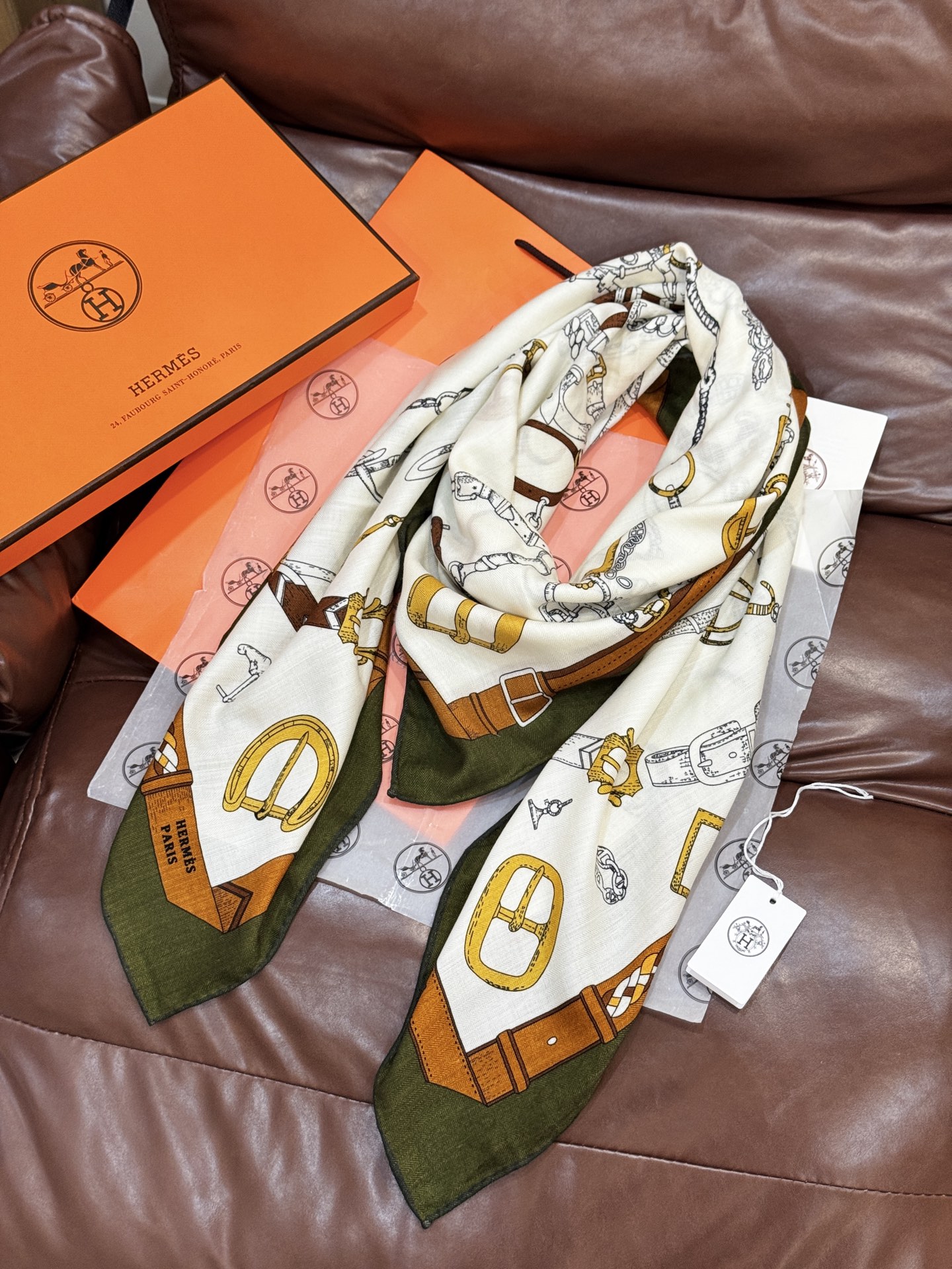 羊绒新款🆕👏👏买了都说好看‼️推荐💕爱马仕双面同色羊绒方巾【跃动的马儿双面同色140】，顶级工艺超值‼️