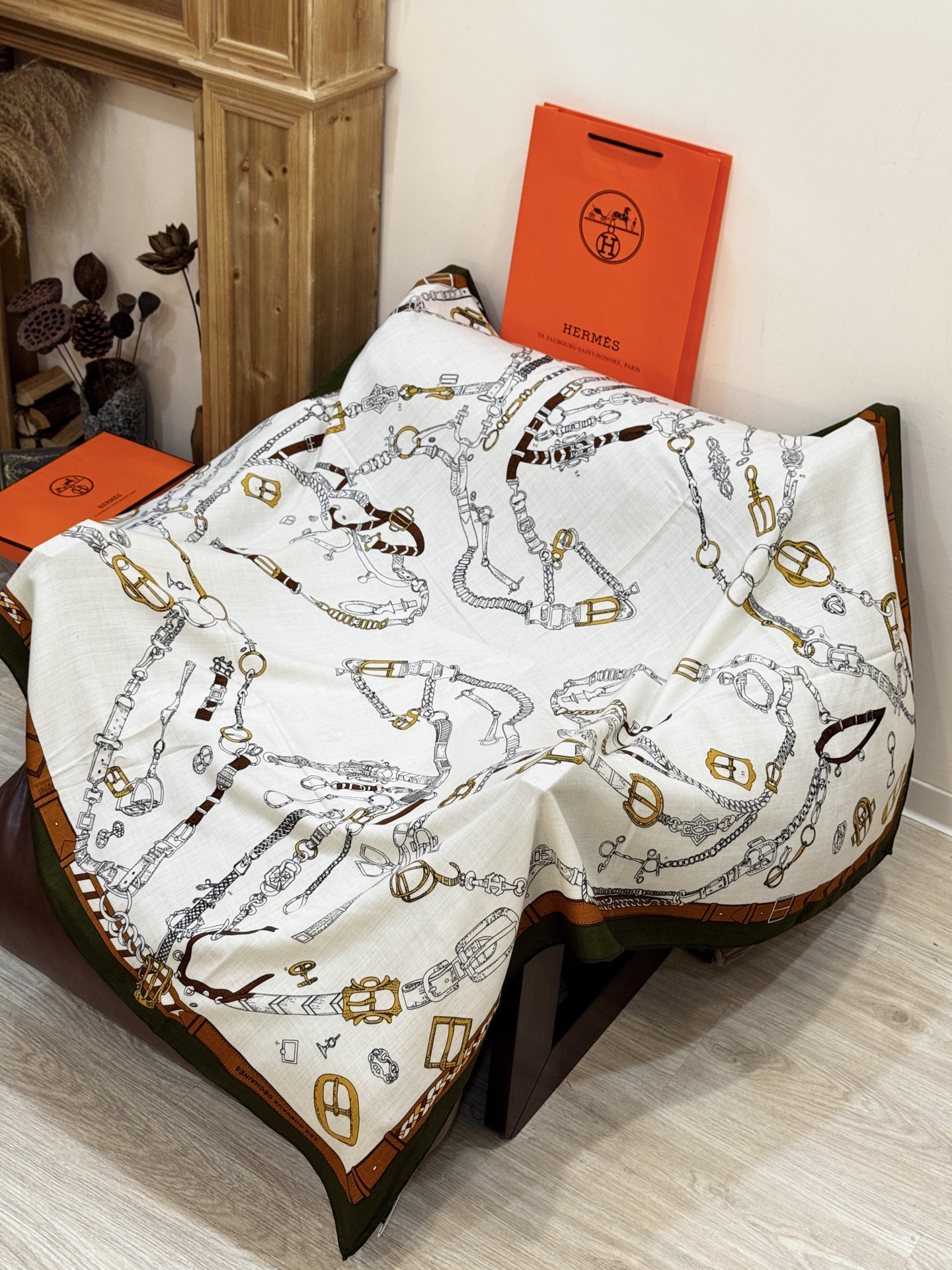 羊绒新款🆕👏👏买了都说好看‼️推荐💕爱马仕双面同色羊绒方巾【跃动的马儿双面同色140】，顶级工艺超值‼️