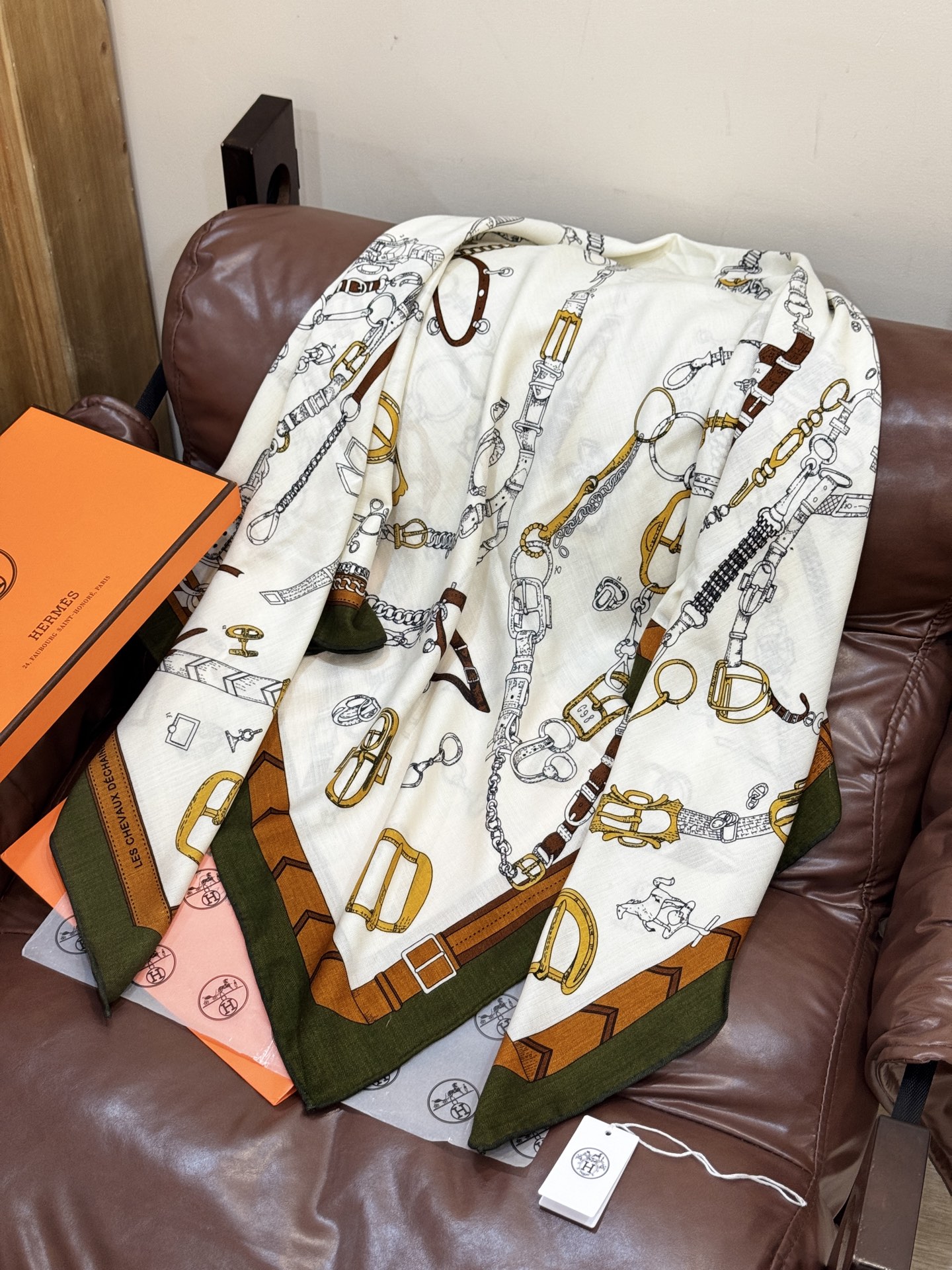 羊绒新款🆕👏👏买了都说好看‼️推荐💕爱马仕双面同色羊绒方巾【跃动的马儿双面同色140】，顶级工艺超值‼️