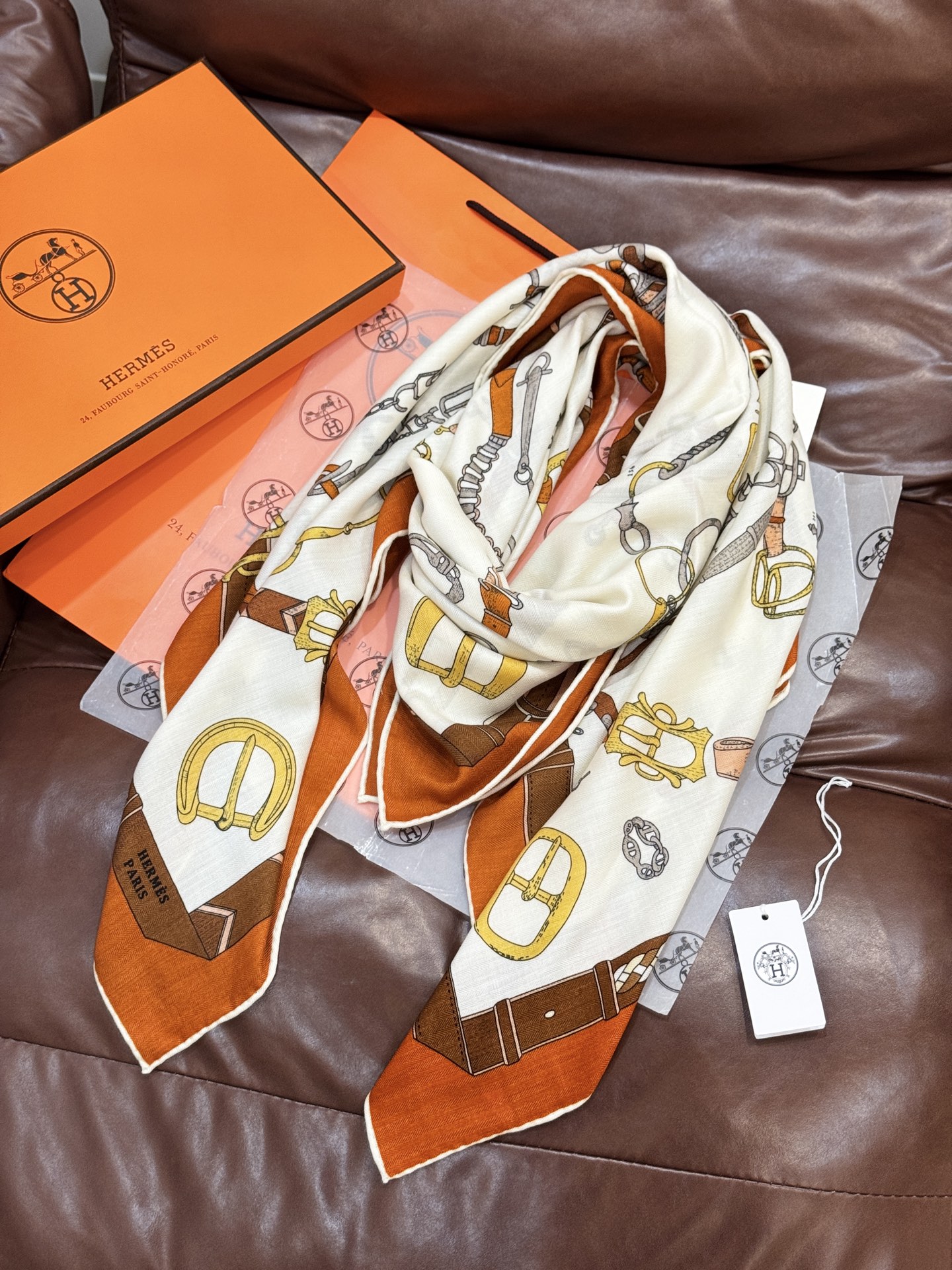 羊绒新款🆕👏👏买了都说好看‼️推荐💕爱马仕双面同色羊绒方巾【跃动的马儿双面同色140】，顶级工艺超值‼️