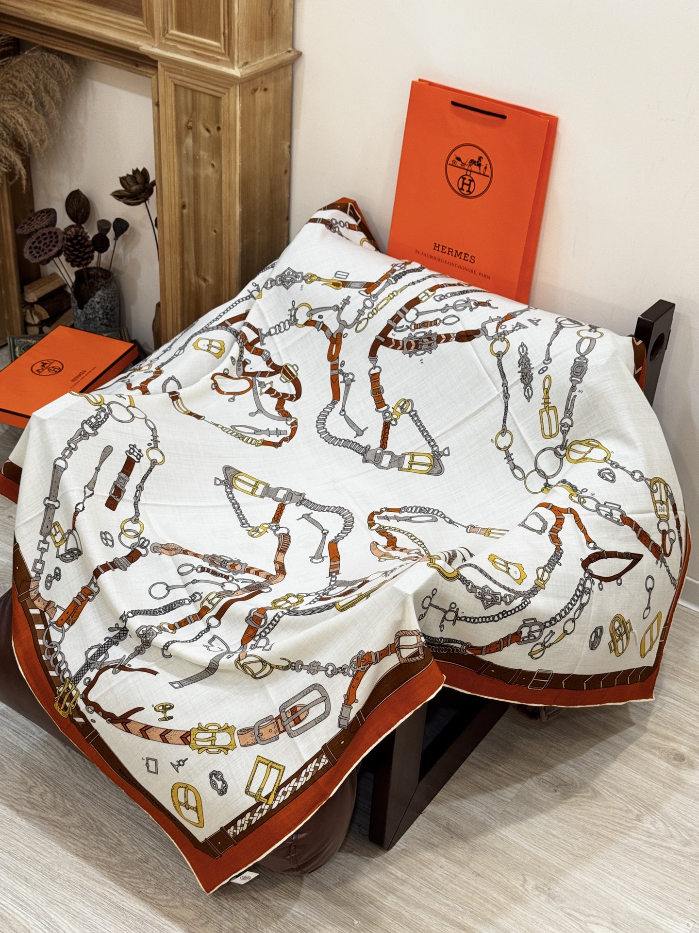 羊绒新款🆕👏👏买了都说好看‼️推荐💕爱马仕双面同色羊绒方巾【跃动的马儿双面同色140】，顶级工艺超值‼️