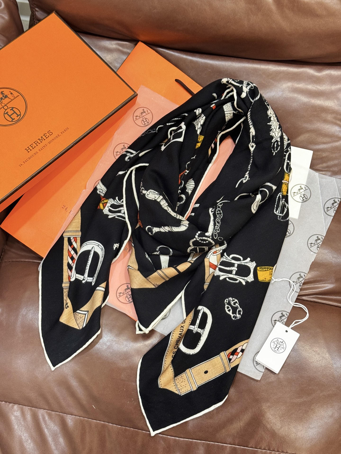 羊绒新款🆕👏👏买了都说好看‼️推荐💕爱马仕双面同色羊绒方巾【跃动的马儿双面同色140】，顶级工艺超值‼️