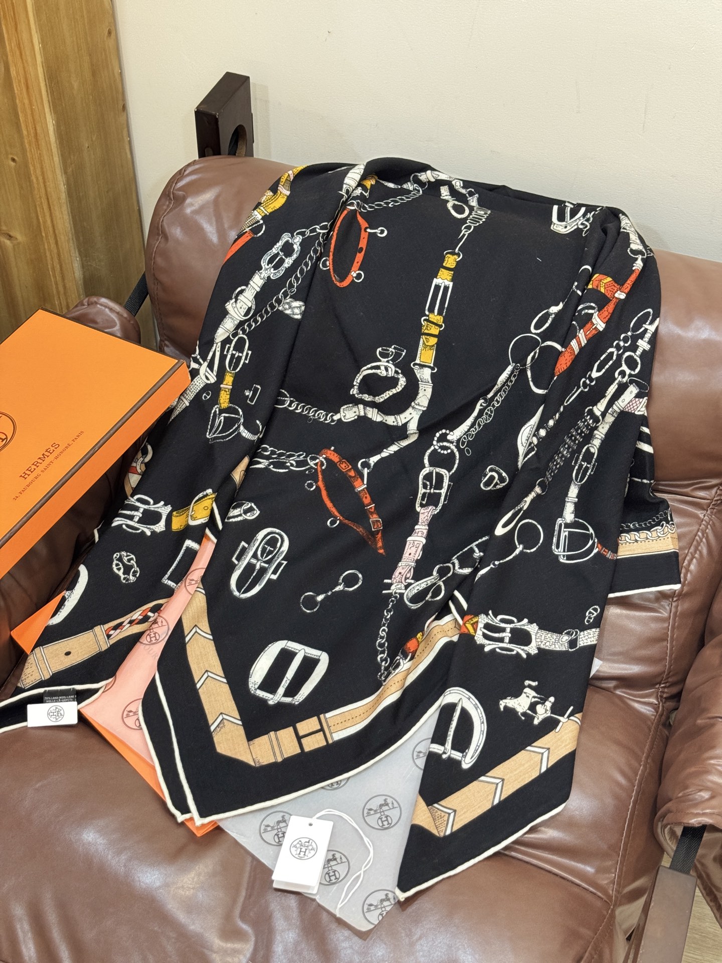 羊绒新款🆕👏👏买了都说好看‼️推荐💕爱马仕双面同色羊绒方巾【跃动的马儿双面同色140】，顶级工艺超值‼️