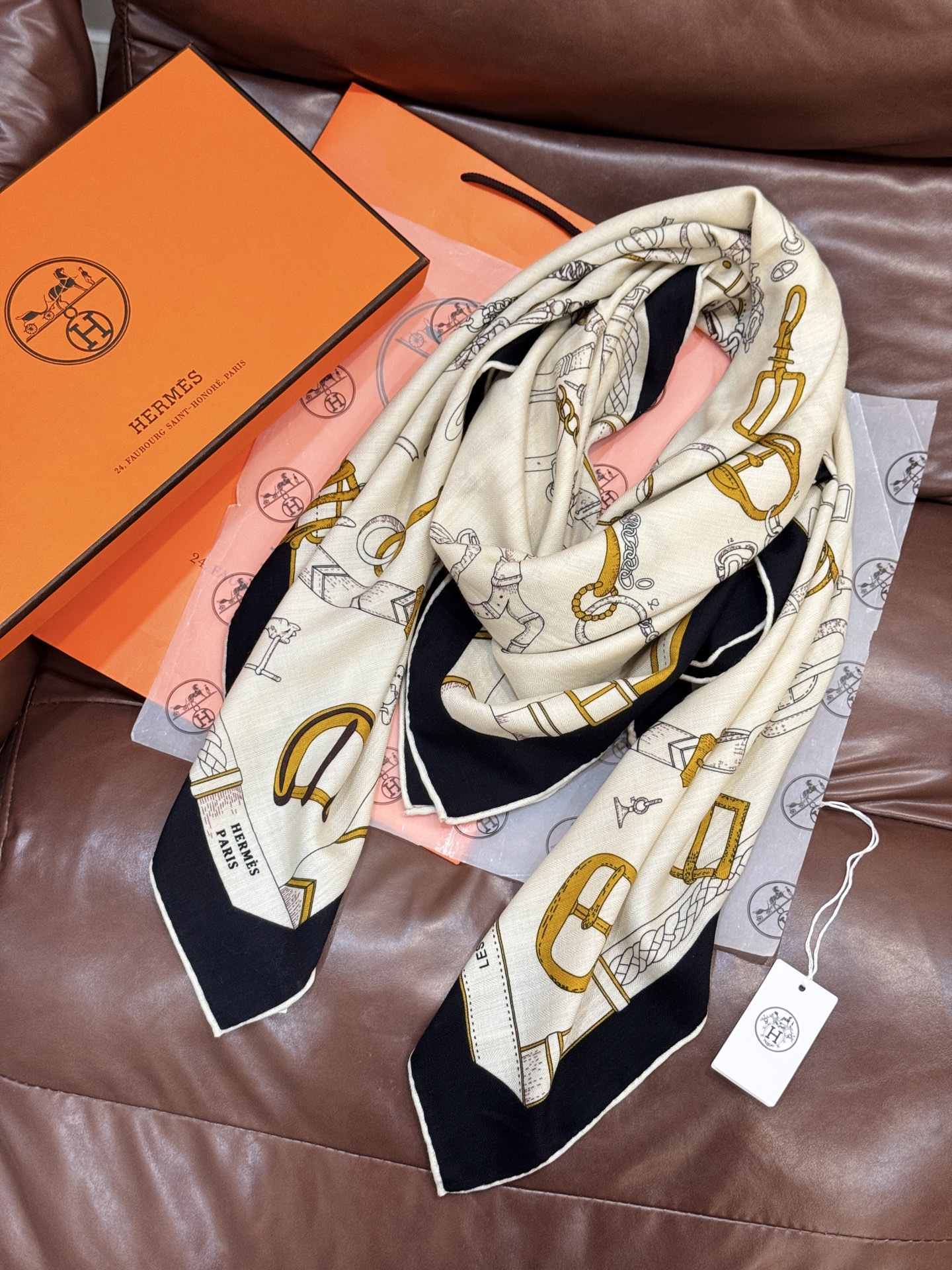 羊绒新款🆕👏👏买了都说好看‼️推荐💕爱马仕双面同色羊绒方巾【跃动的马儿双面同色140】，顶级工艺超值‼️