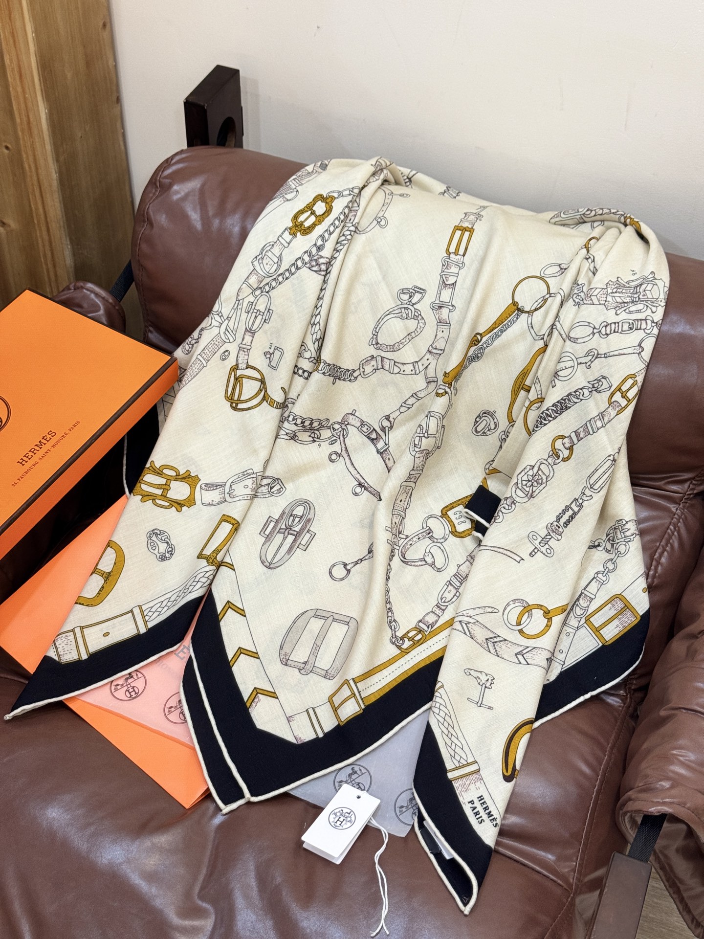 羊绒新款🆕👏👏买了都说好看‼️推荐💕爱马仕双面同色羊绒方巾【跃动的马儿双面同色140】，顶级工艺超值‼️