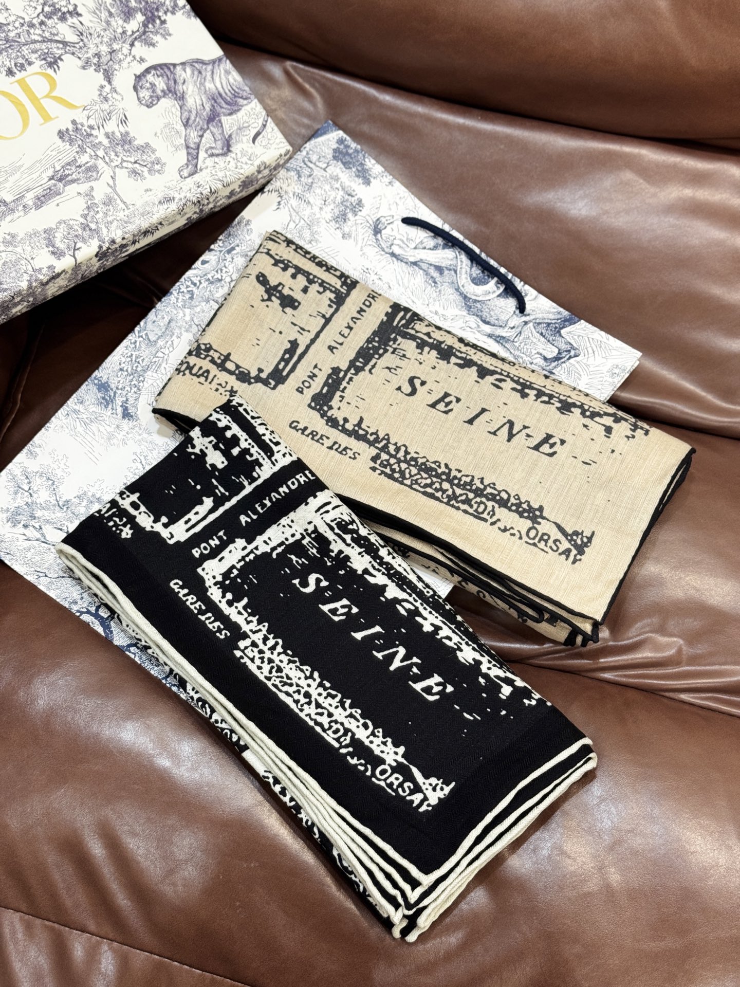 Dior ❤【️巴黎地图】140*140双面同色丝绒方巾🉐️LAN DE 价🉐️ARIS 巴黎地图这款方