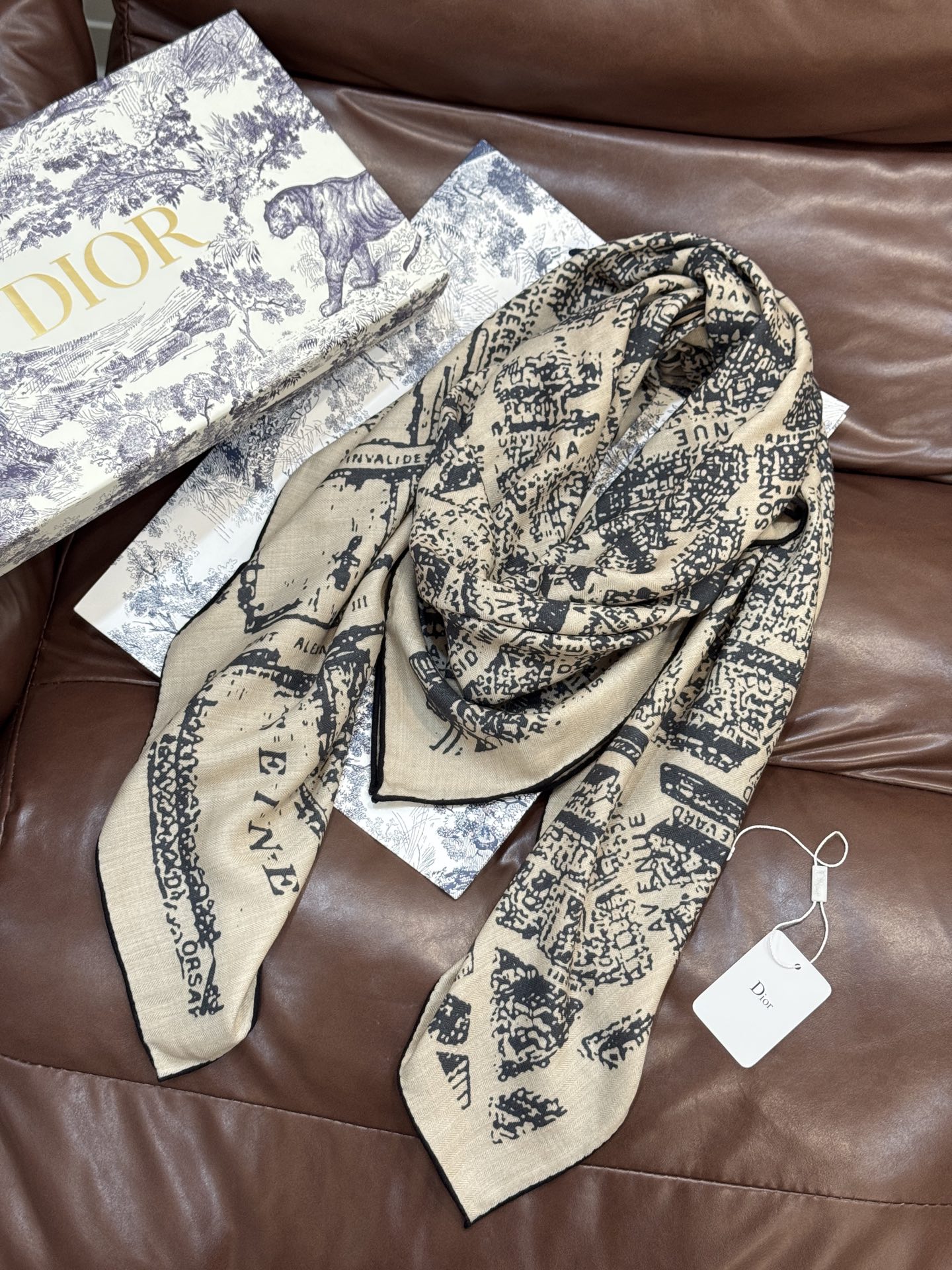 Dior ❤【️巴黎地图】140*140双面同色丝绒方巾🉐️LAN DE 价🉐️ARIS 巴黎地图这款方