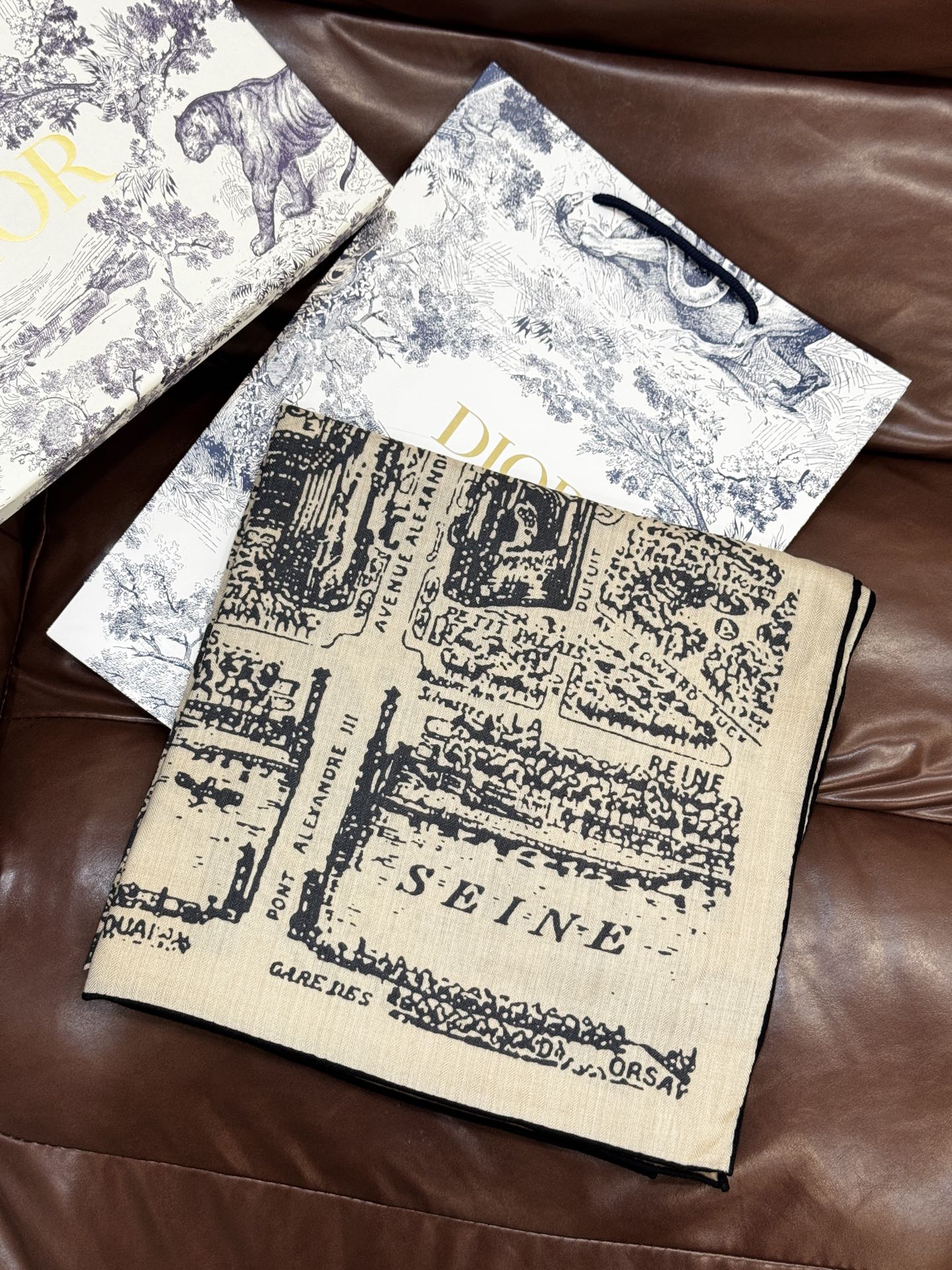 Dior ❤【️巴黎地图】140*140双面同色丝绒方巾🉐️LAN DE 价🉐️ARIS 巴黎地图这款方