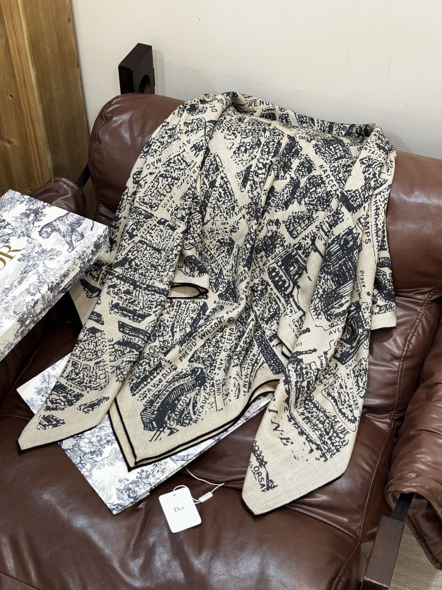 Dior ❤【️巴黎地图】140*140双面同色丝绒方巾🉐️LAN DE 价🉐️ARIS 巴黎地图这款方