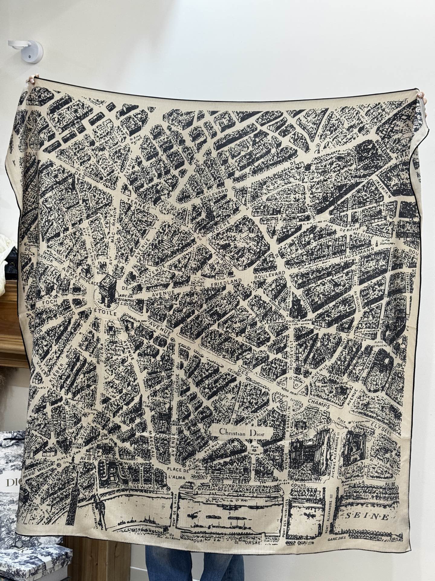 Dior ❤【️巴黎地图】140*140双面同色丝绒方巾🉐️LAN DE 价🉐️ARIS 巴黎地图这款方