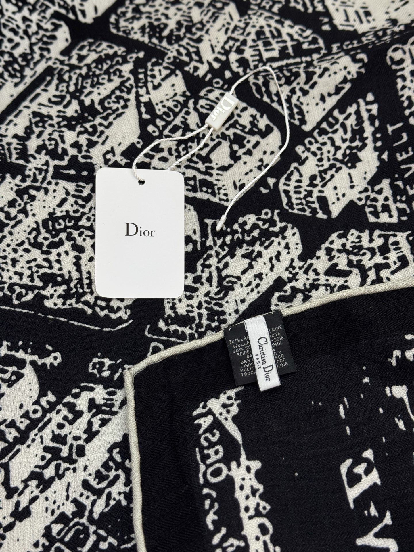 Dior ❤【️巴黎地图】140*140双面同色丝绒方巾🉐️LAN DE 价🉐️ARIS 巴黎地图这款方