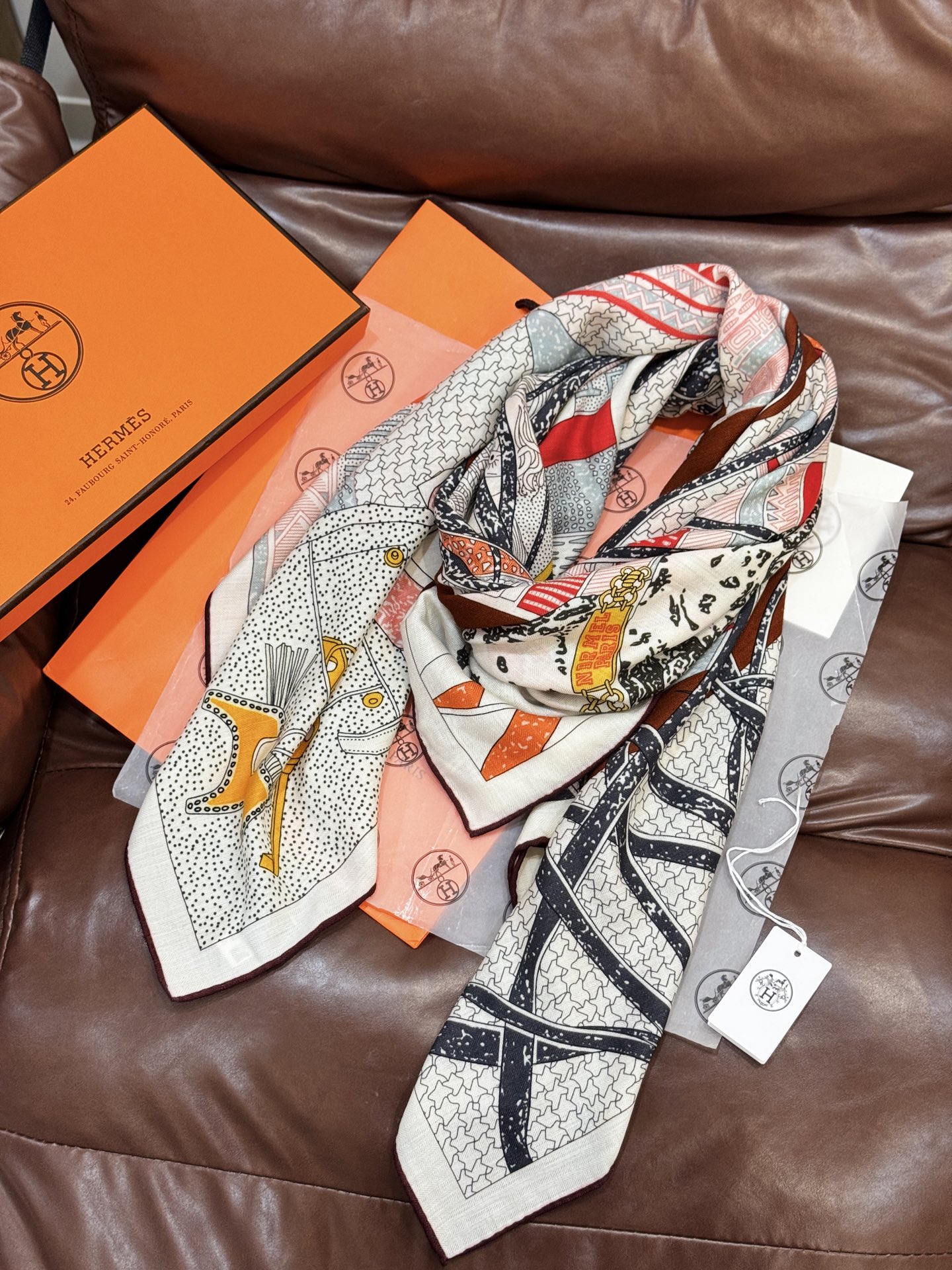 “爱马之约”140双面丝绒披肩手工卷边丝绒方巾（30%桑蚕丝70%羊绒）这款经典单品展现强大而迷人的女性