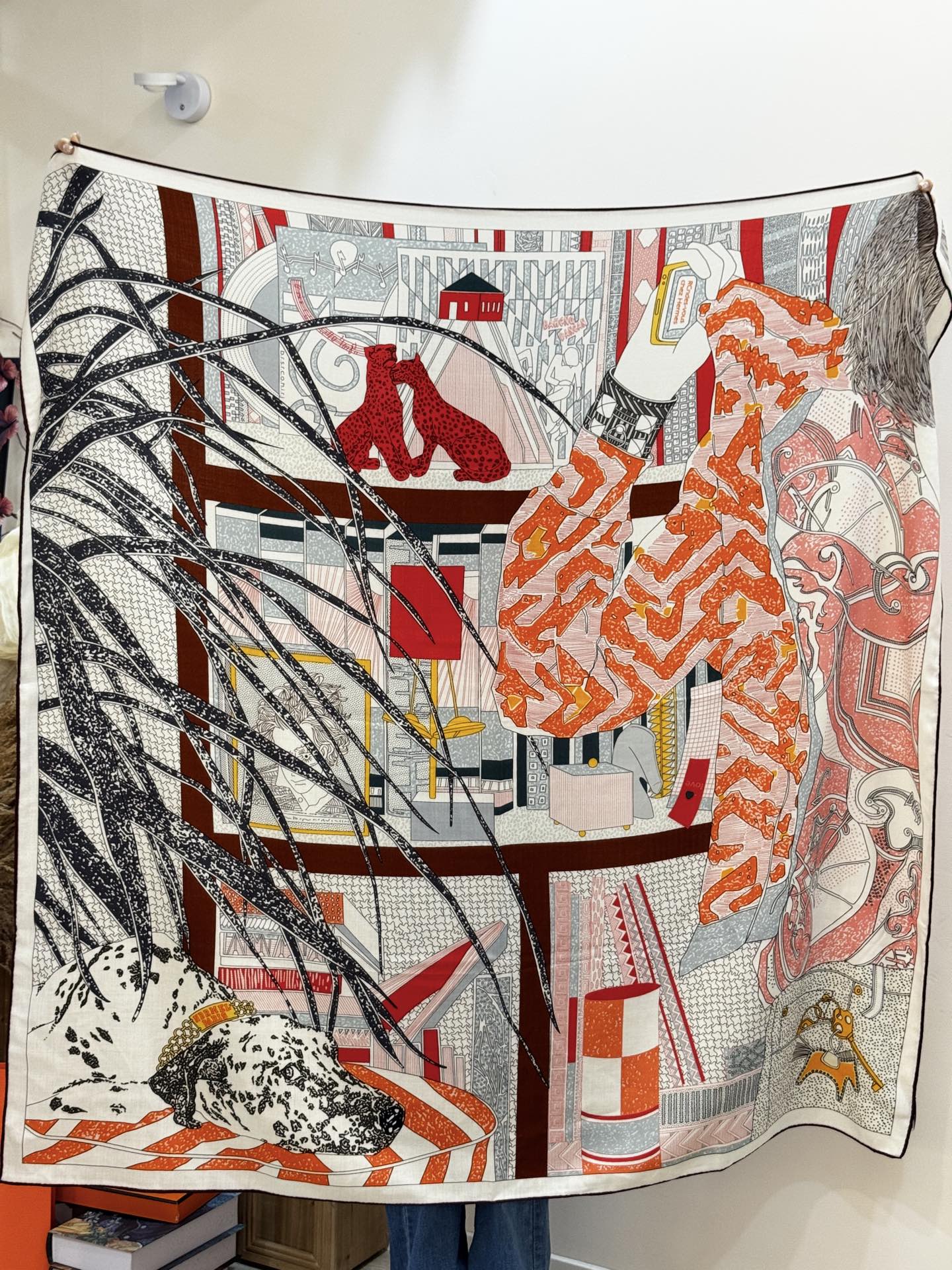 “爱马之约”140双面丝绒披肩手工卷边丝绒方巾（30%桑蚕丝70%羊绒）这款经典单品展现强大而迷人的女性