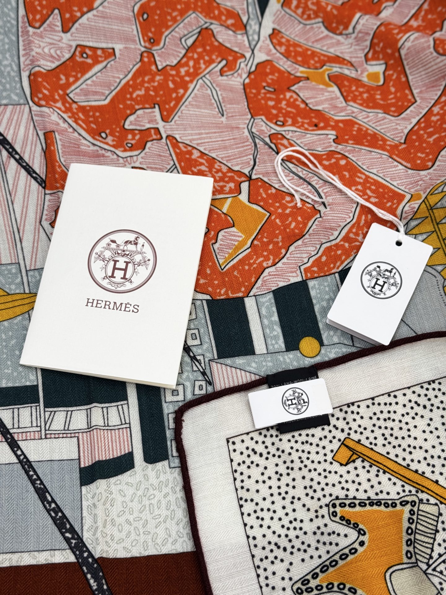 “爱马之约”140双面丝绒披肩手工卷边丝绒方巾（30%桑蚕丝70%羊绒）这款经典单品展现强大而迷人的女性